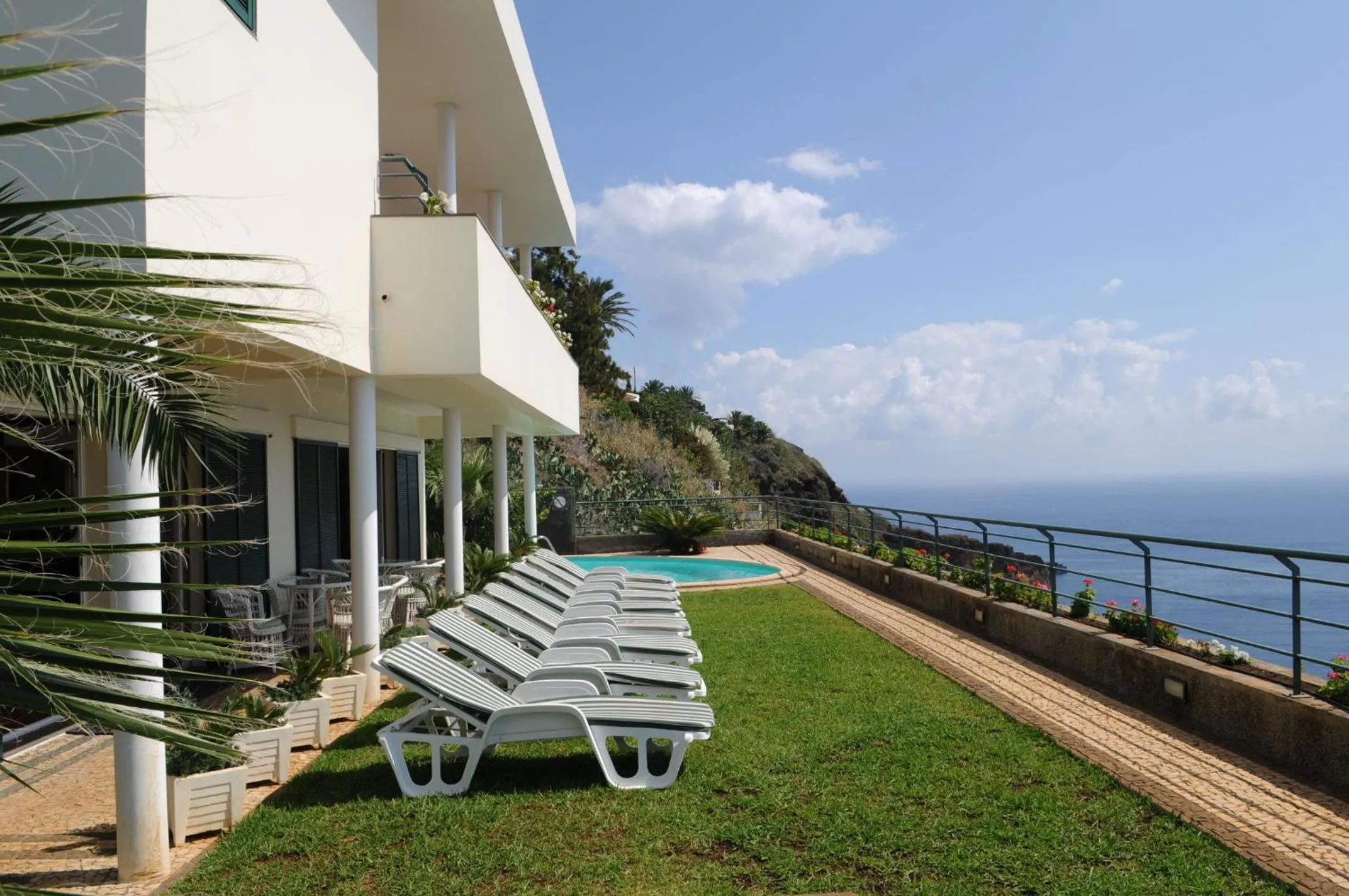 Swimming pool in An uninterrupted 180 overlooking the Atlantic Ocean