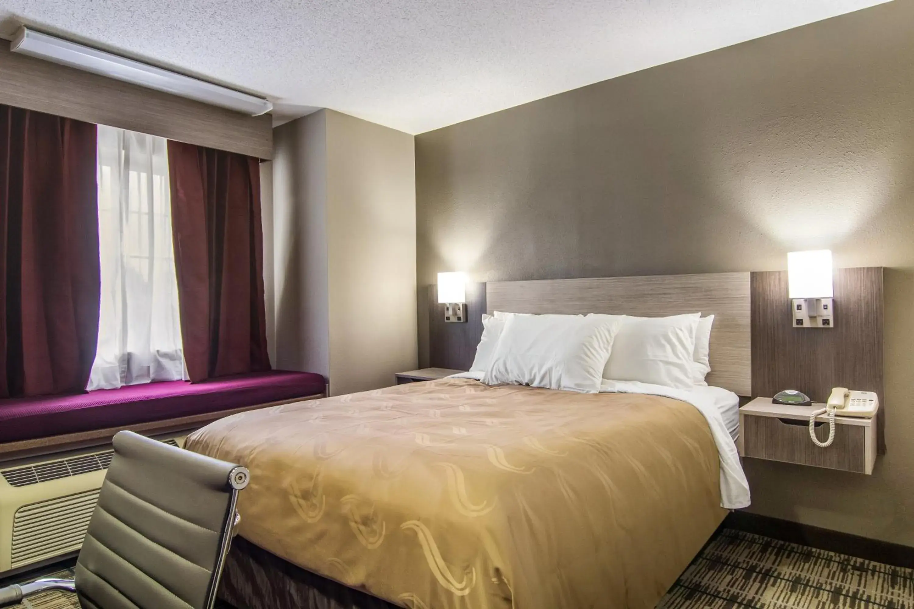 Queen Room with Tub - Disability Access/Non Smoking in Quality Inn & Suites Grove City-Outlet Mall Queen Room with Tub - Disability Access/Non Smoking in Quality Inn & Suites Grove City-Outlet Mall
