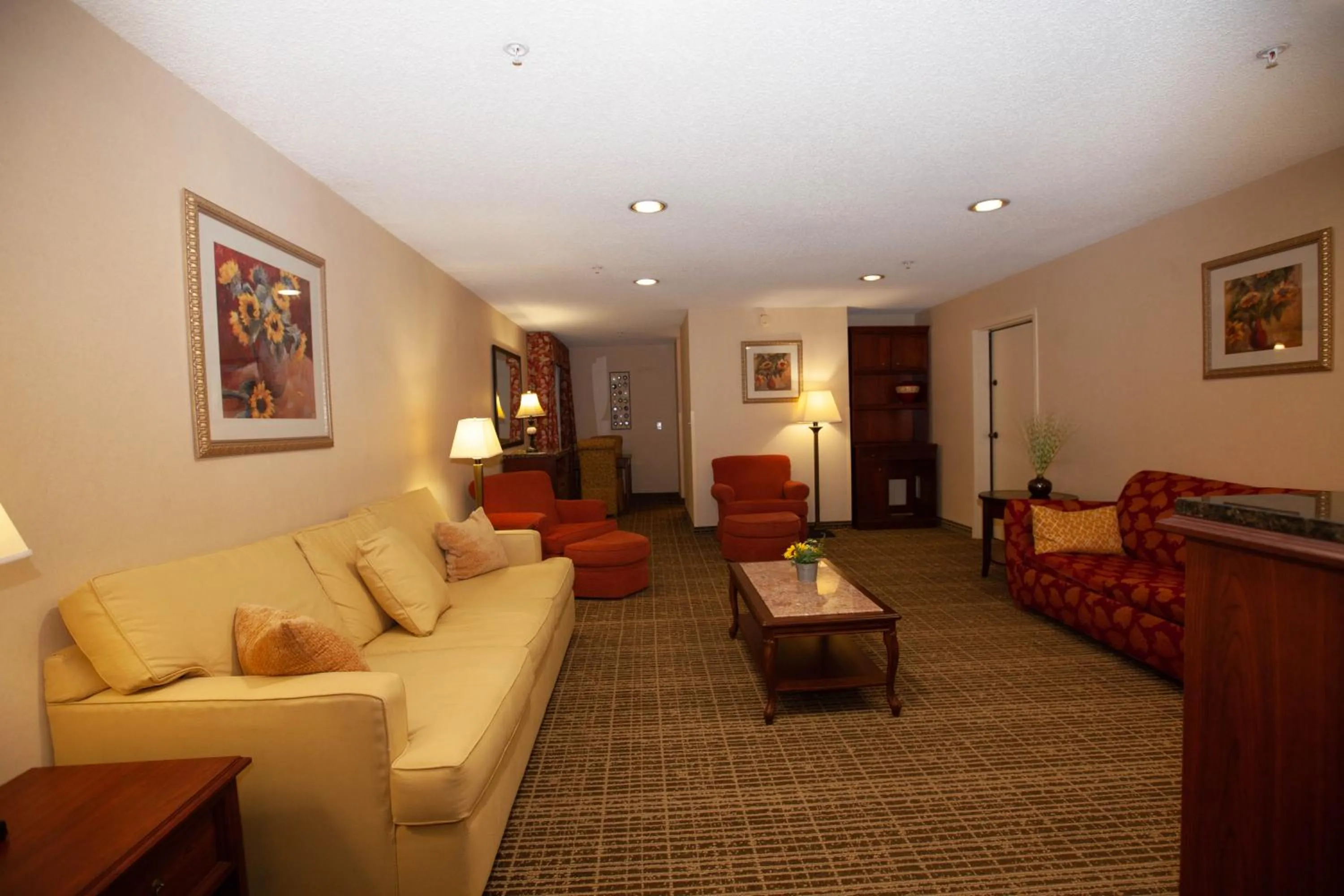 Living room in Baymont by Wyndham Knoxville/Cedar Bluff