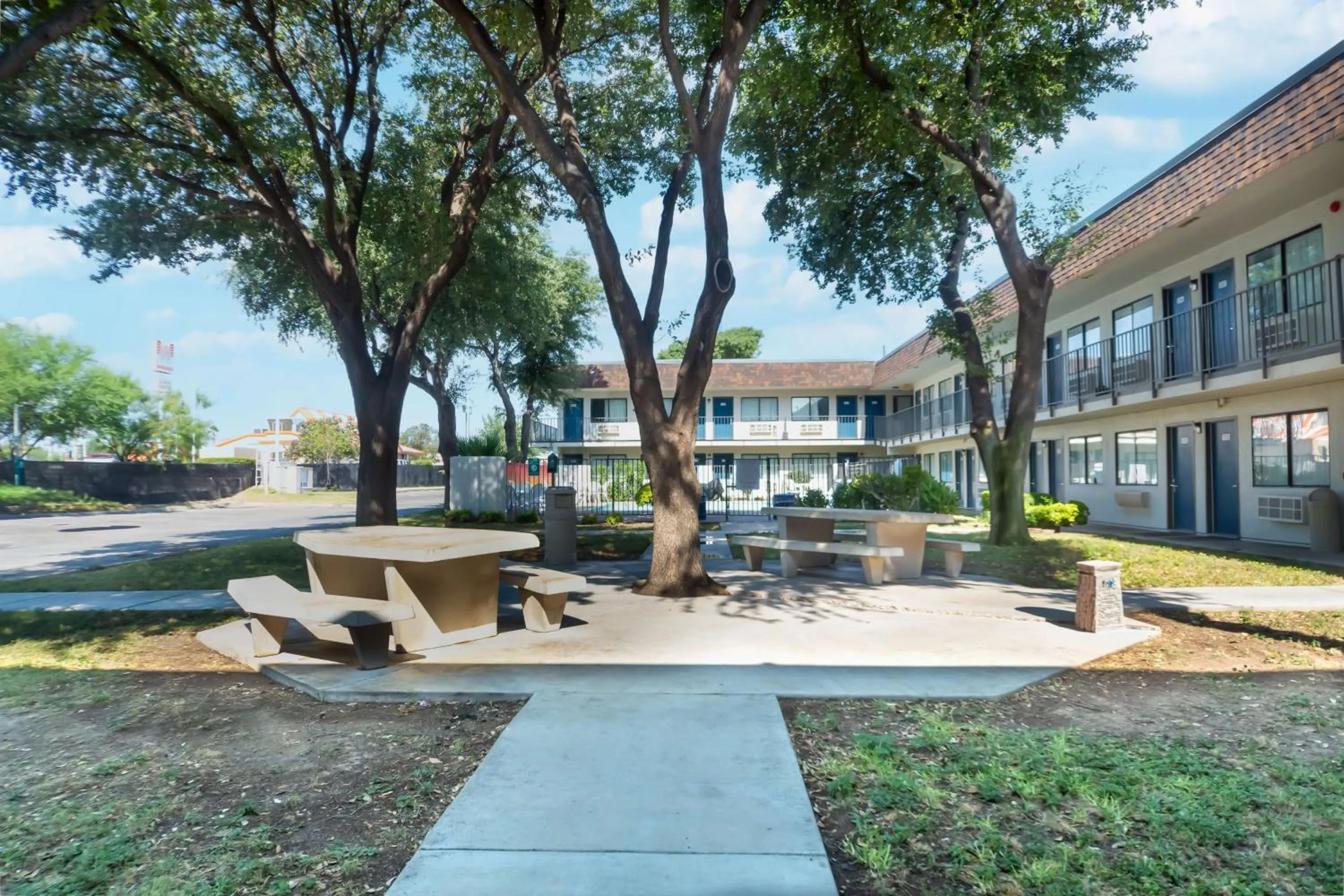 Property building in Motel 6-Del Rio, TX