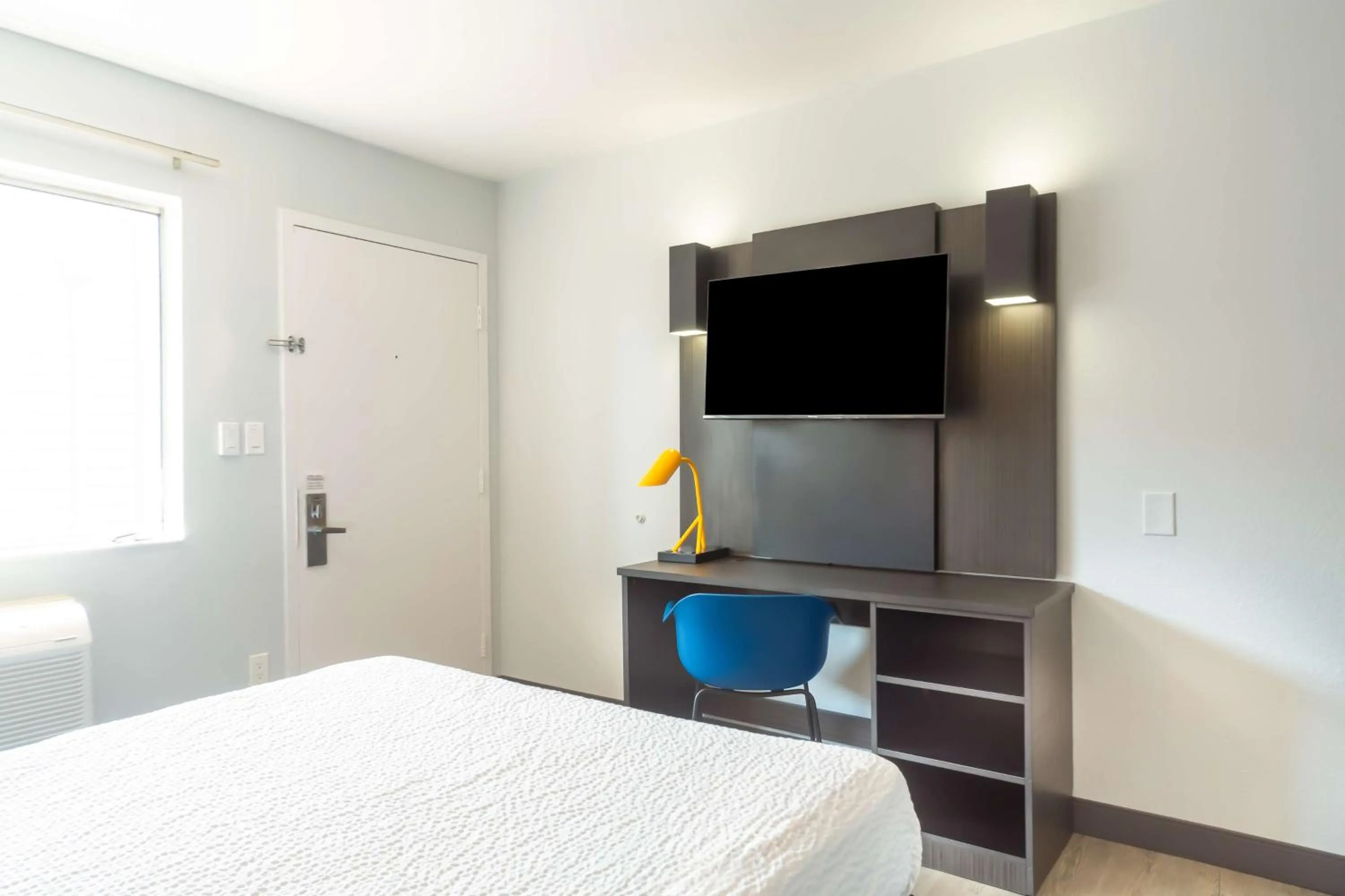 Bedroom, Bed in Motel 6-Del Rio, TX