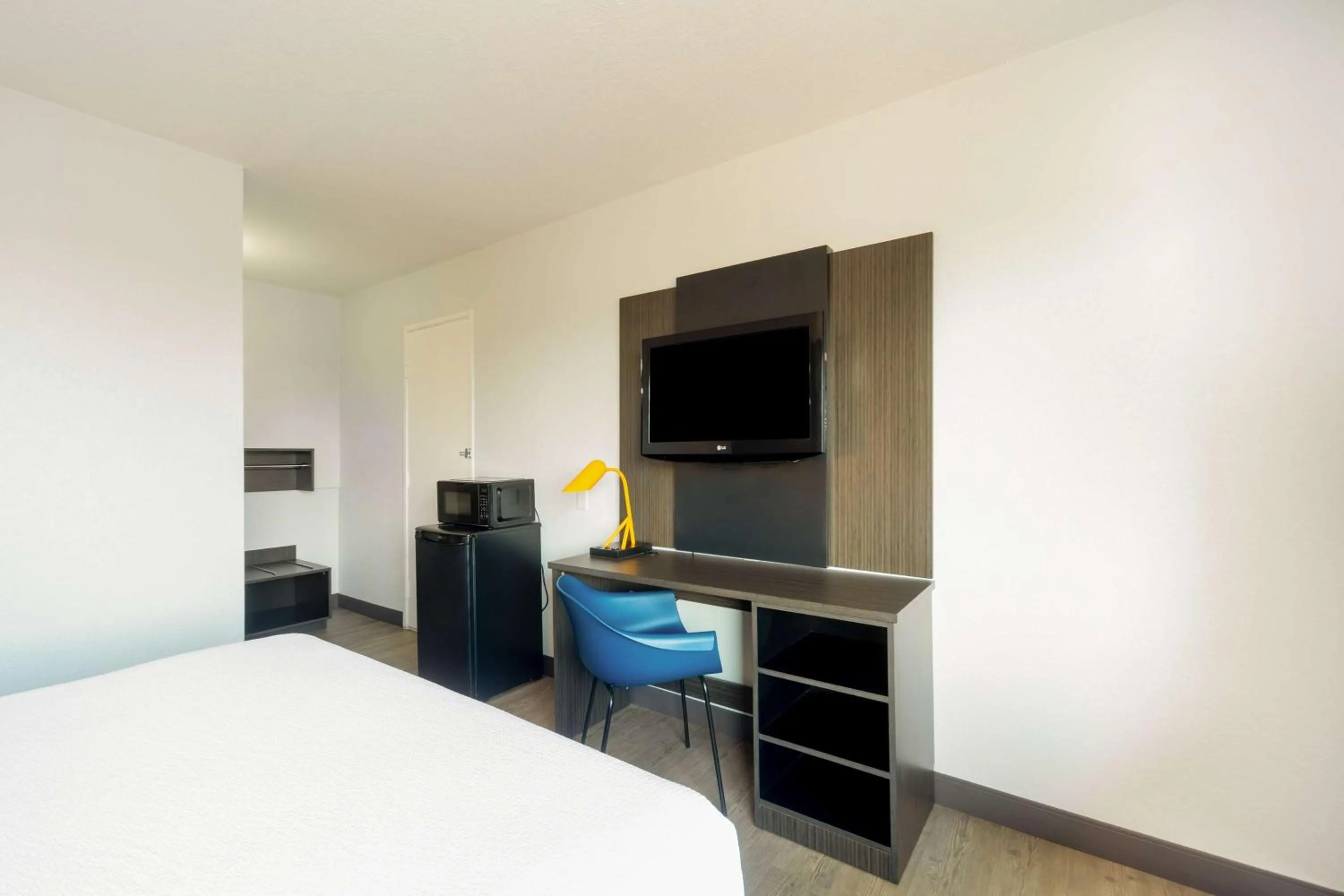 Bedroom, Bed in Motel 6-Del Rio, TX