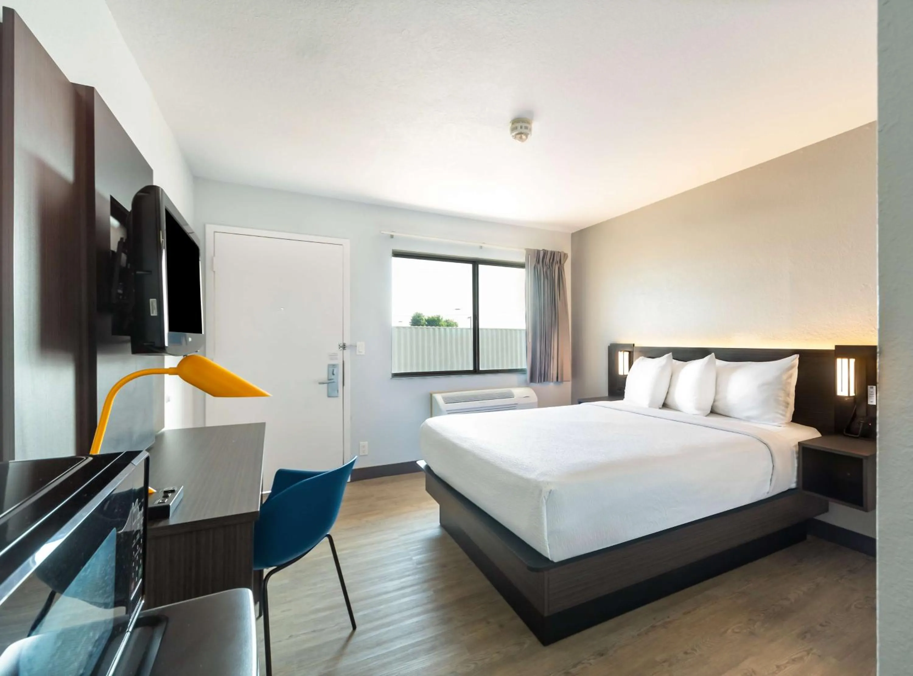 Bedroom, Bed in Motel 6-Del Rio, TX