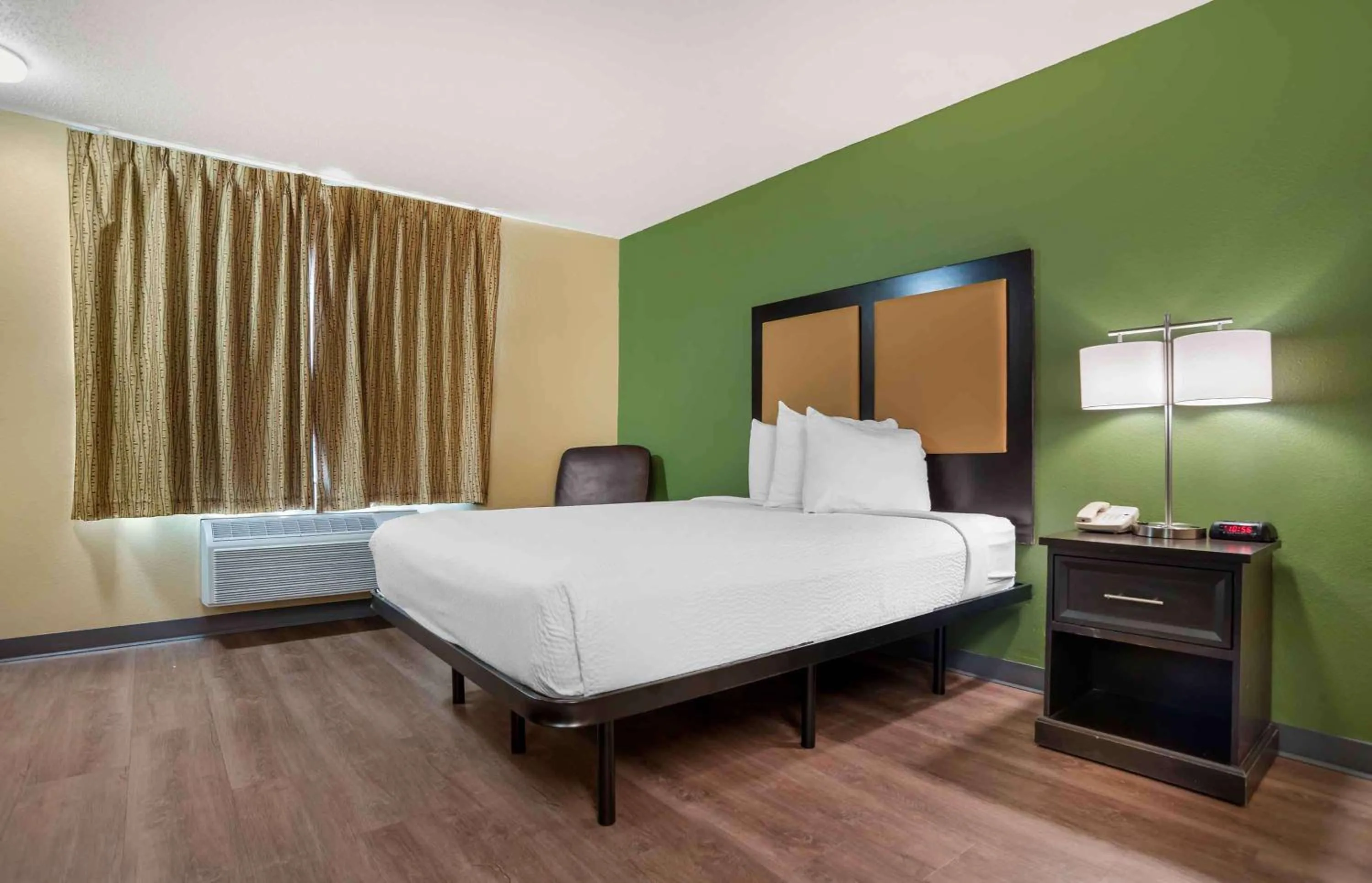 Bedroom, Bed in Extended Stay America Select Suites - New Orleans - Airport