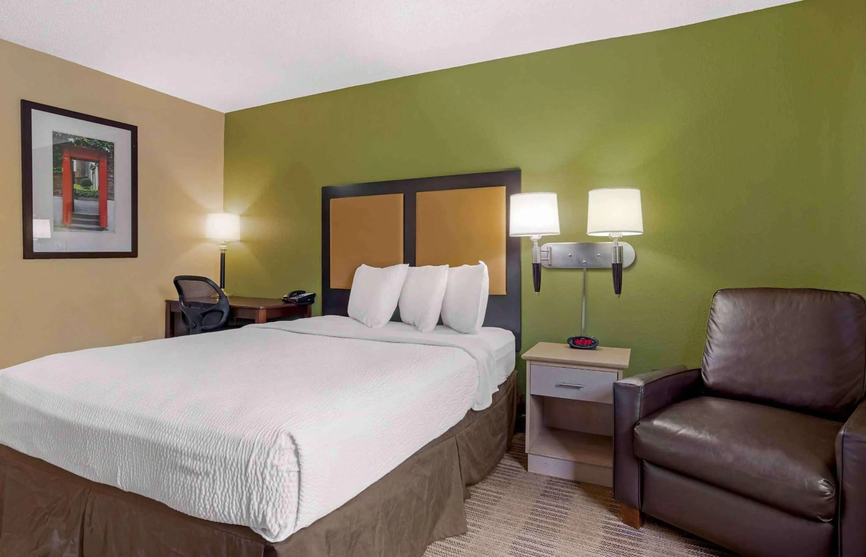 Bedroom, Bed in Extended Stay America Suites - Houston - Med Ctr - Greenway Plaza