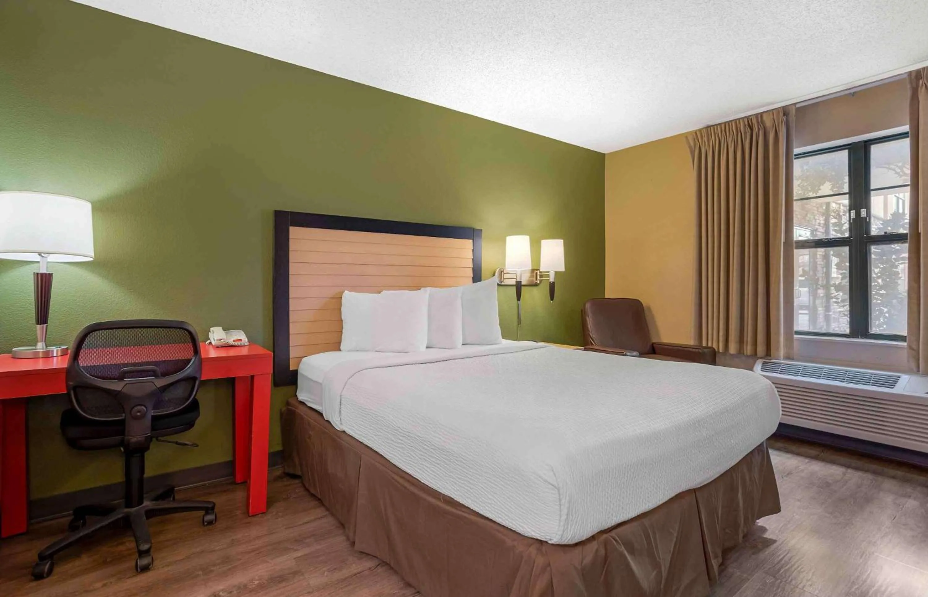 Bedroom, Bed in Extended Stay America Suites - Houston - Med Ctr - Greenway Plaza