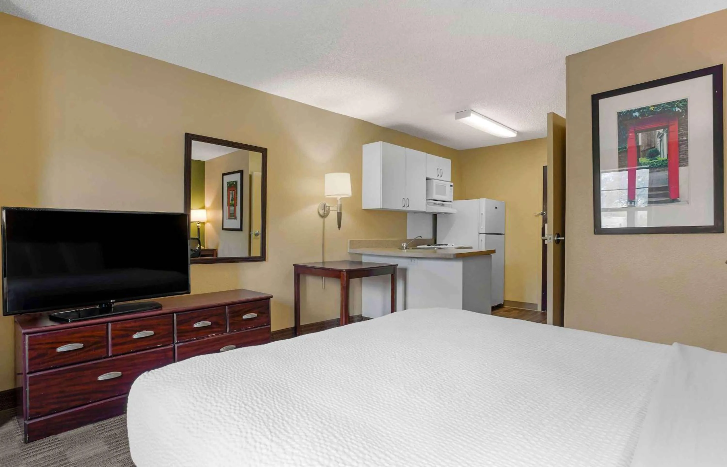 Bedroom, Bed in Extended Stay America Suites - Houston - Med Ctr - Greenway Plaza