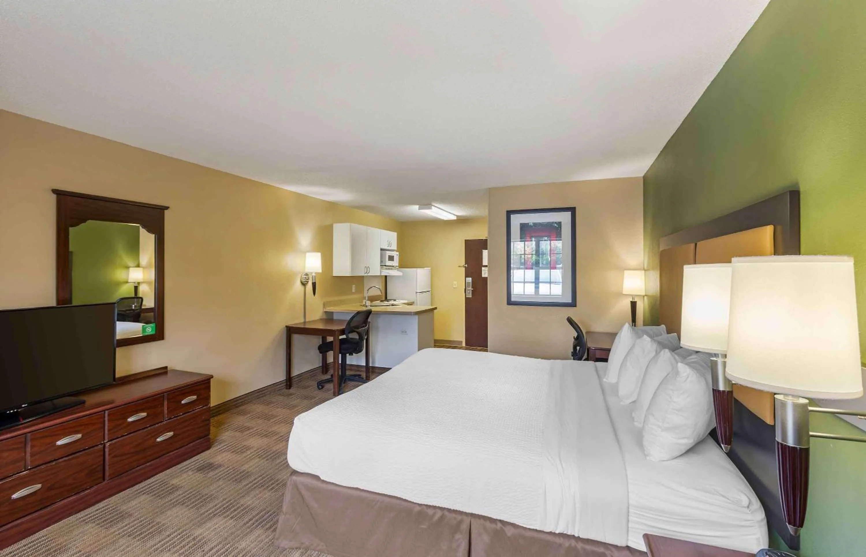 Bedroom, Bed in Extended Stay America Select Suites - Milwaukee - Waukesha