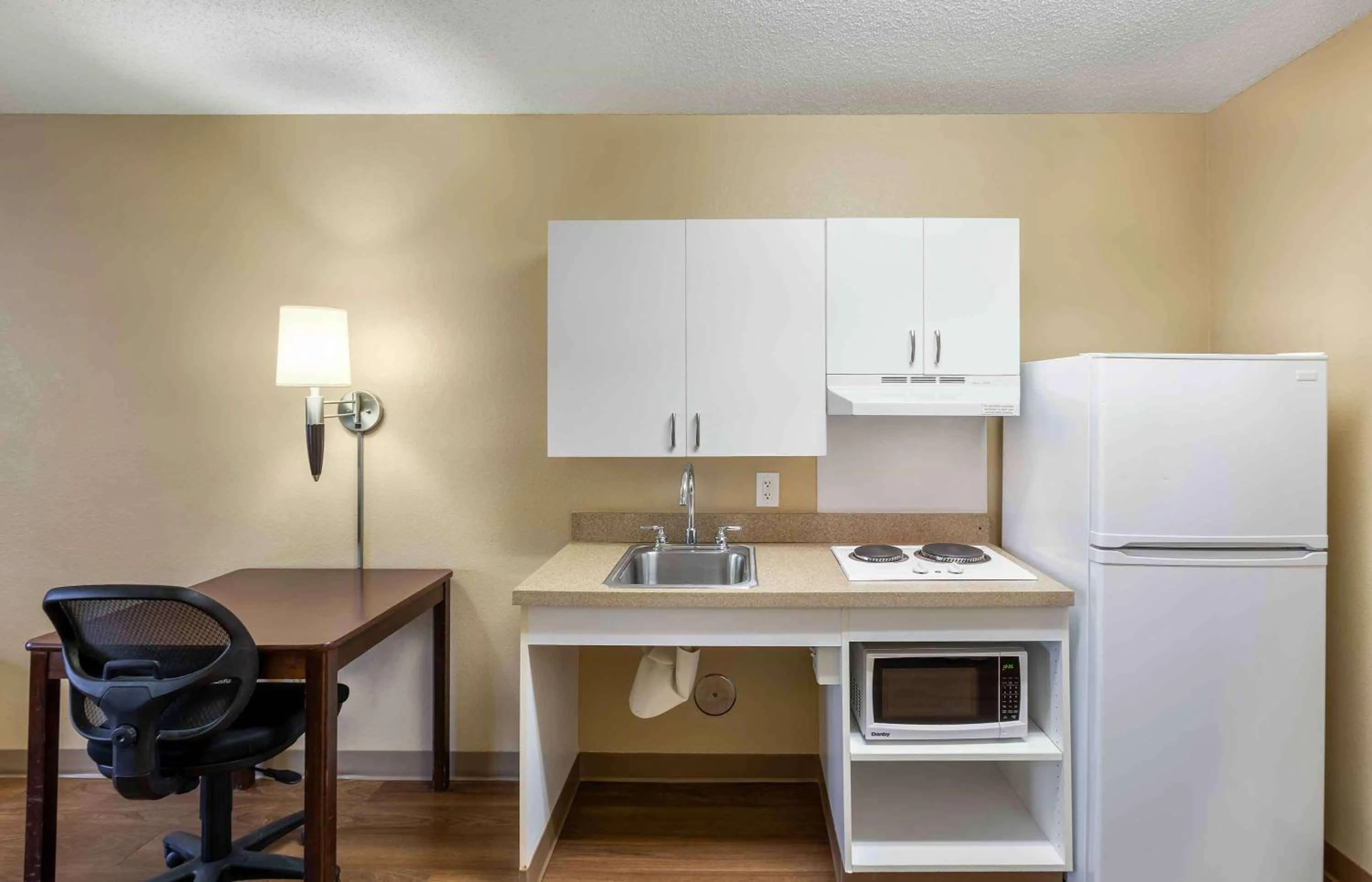 Kitchen or kitchenette in Extended Stay America Select Suites - Milwaukee - Waukesha