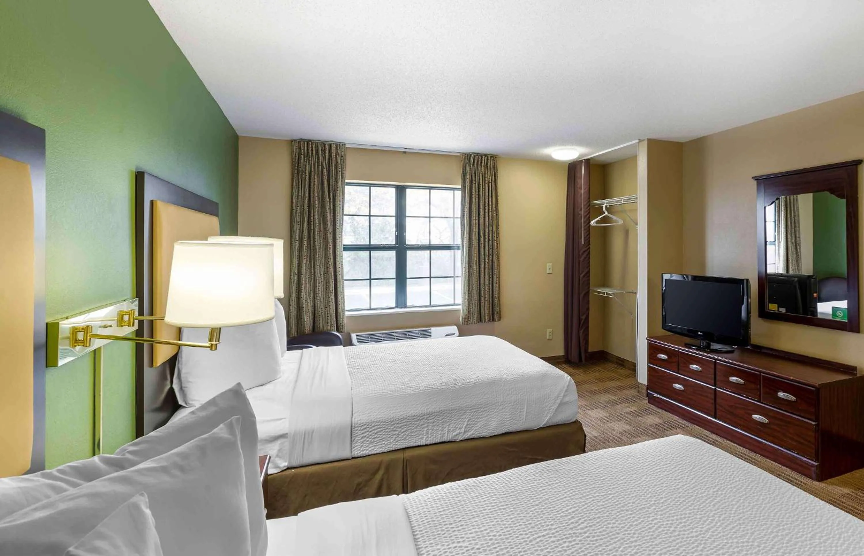 Bedroom, Bed in Extended Stay America Select Suites - Milwaukee - Waukesha