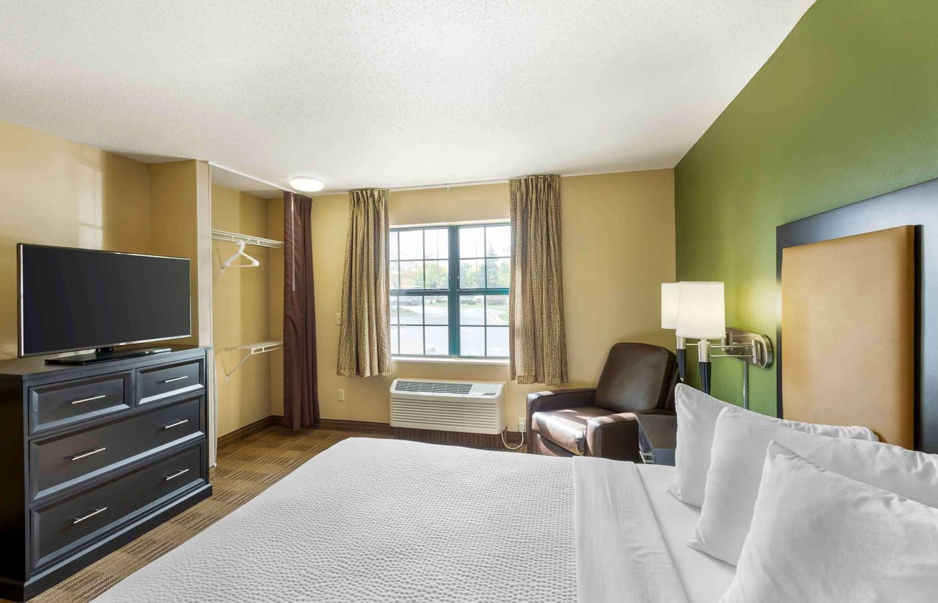 Bedroom, Bed in Extended Stay America Select Suites - Milwaukee - Waukesha