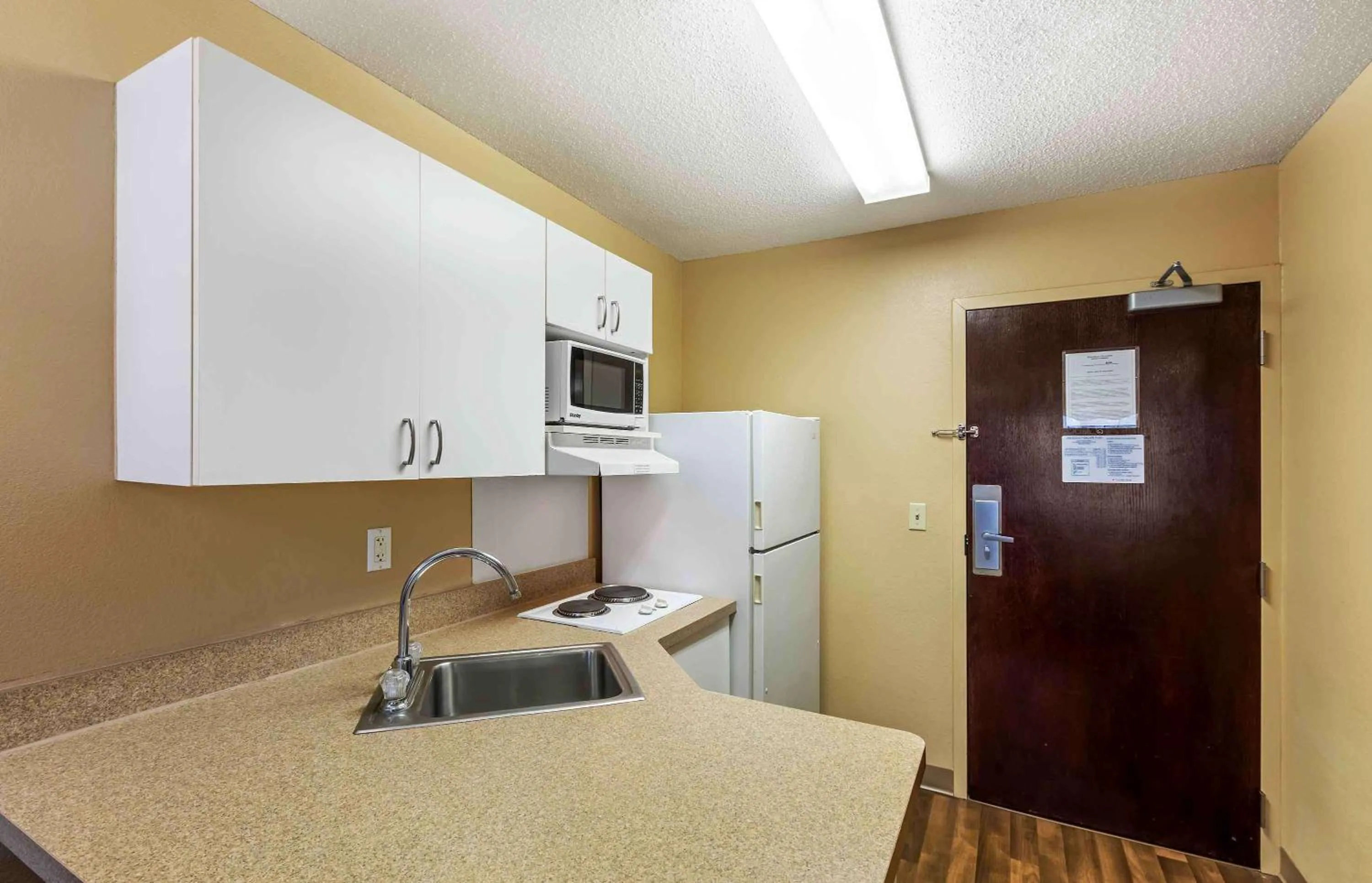 Kitchen or kitchenette in Extended Stay America Select Suites - Milwaukee - Waukesha
