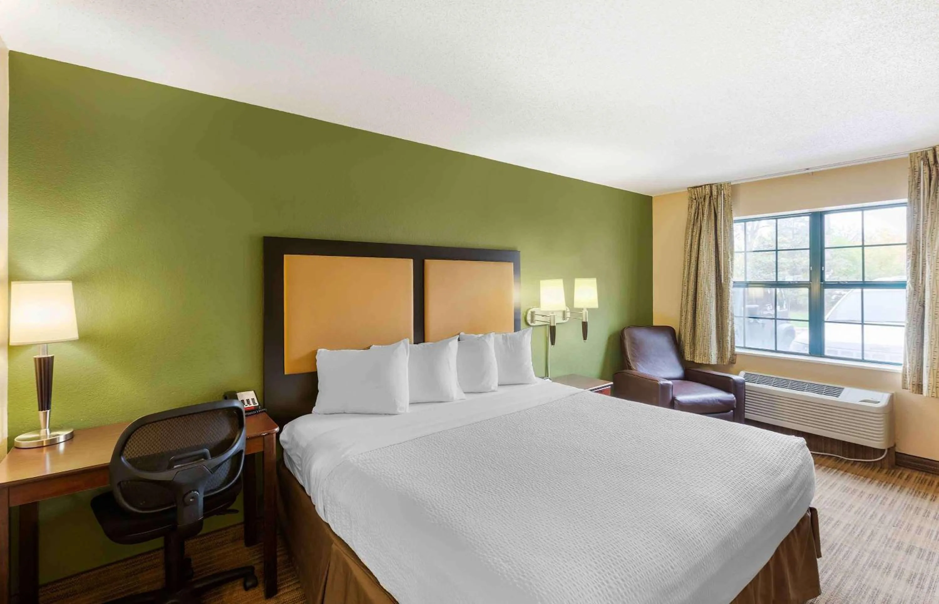 Bedroom, Bed in Extended Stay America Select Suites - Milwaukee - Waukesha
