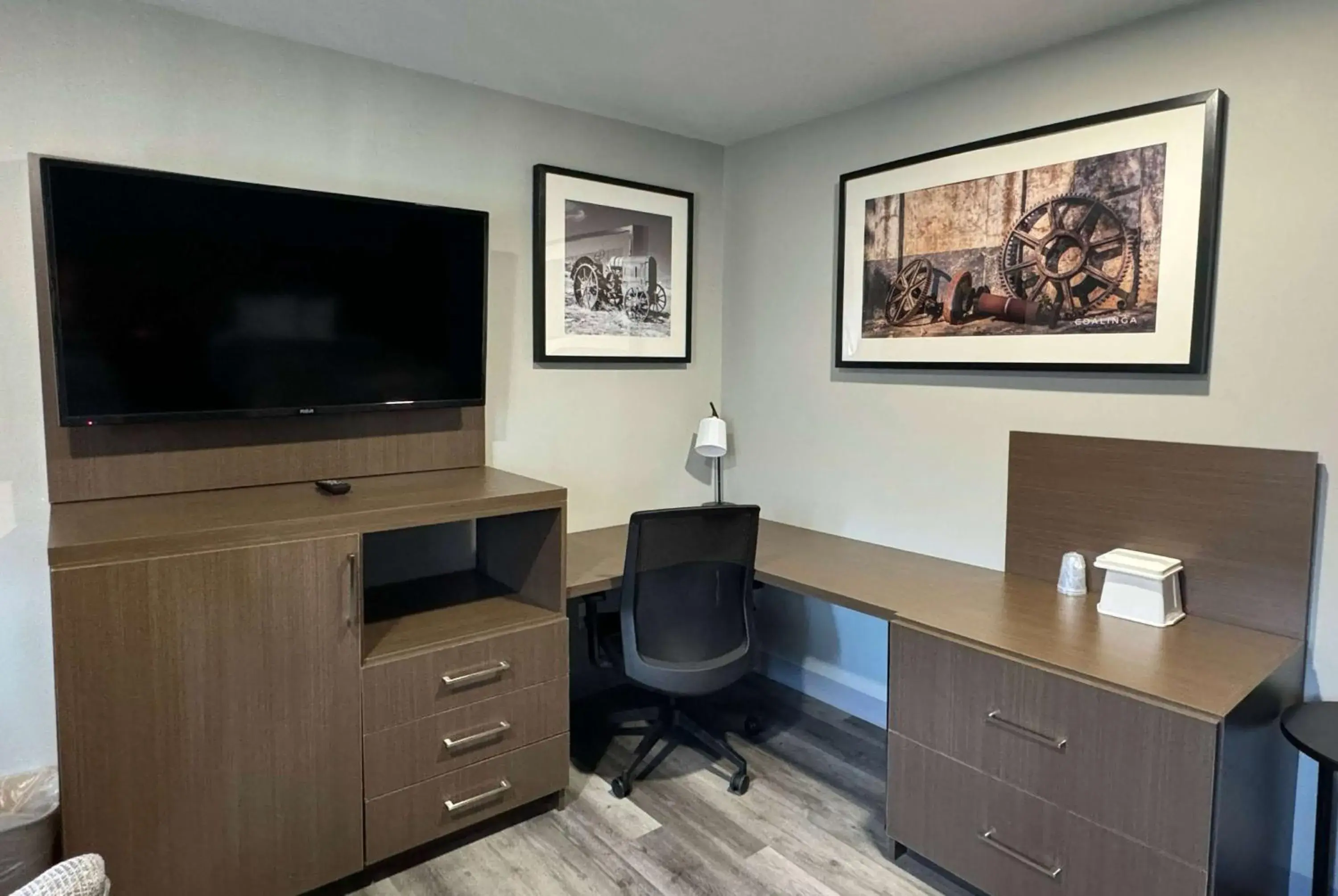 Queen Room with Two Queen Beds, Mobility Access and Shower with Grab Bars, Non-Smoking in Baymont by Wyndham Coalinga Queen Room with Two Queen Beds, Mobility Access and Shower with Grab Bars, Non-Smoking in Baymont by Wyndham Coalinga