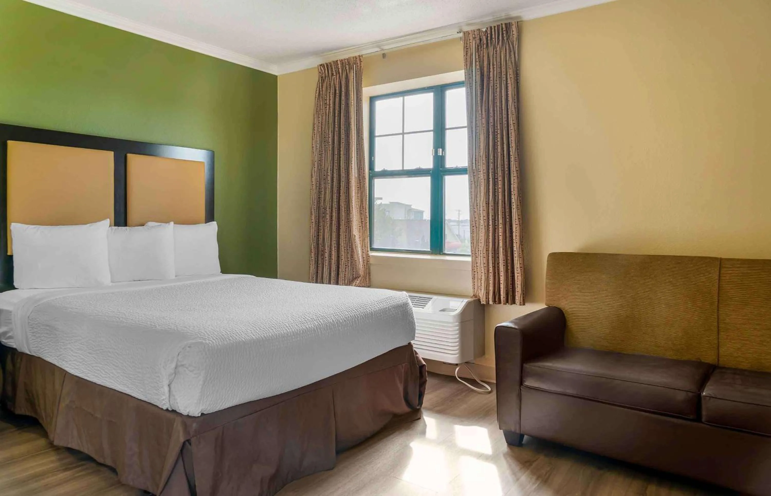 Bedroom, Bed in Extended Stay America Suites - Detroit - Madison Heights