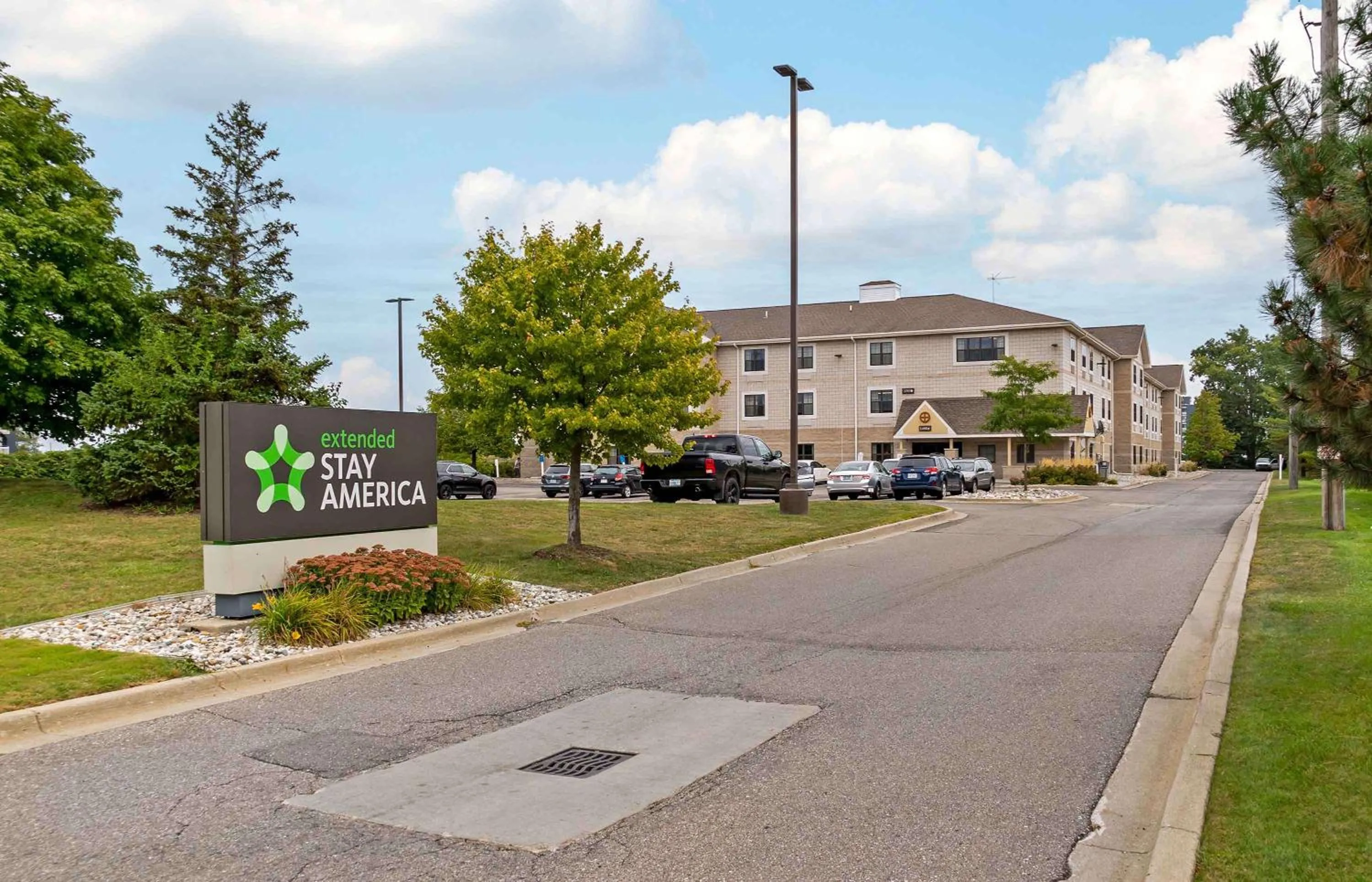 Property building in Extended Stay America Suites - Detroit - Madison Heights