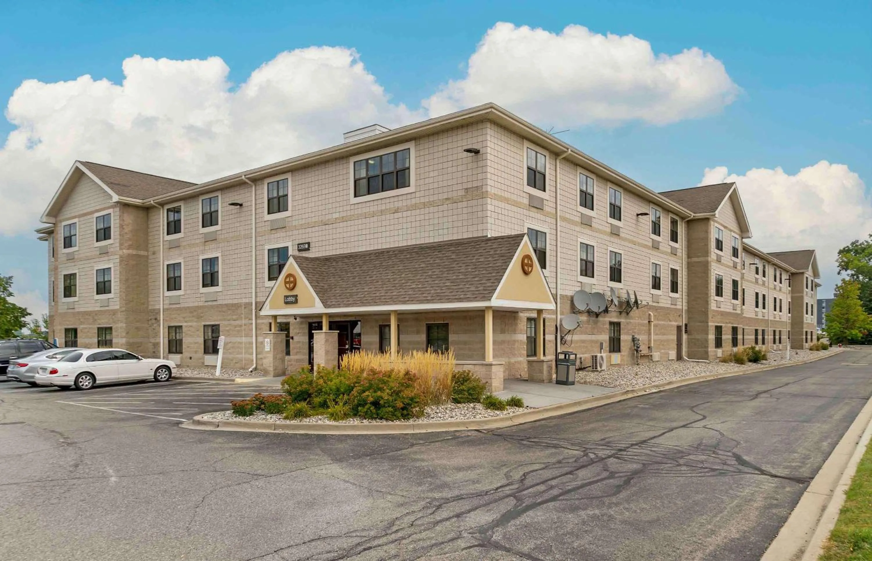 Property building in Extended Stay America Suites - Detroit - Madison Heights