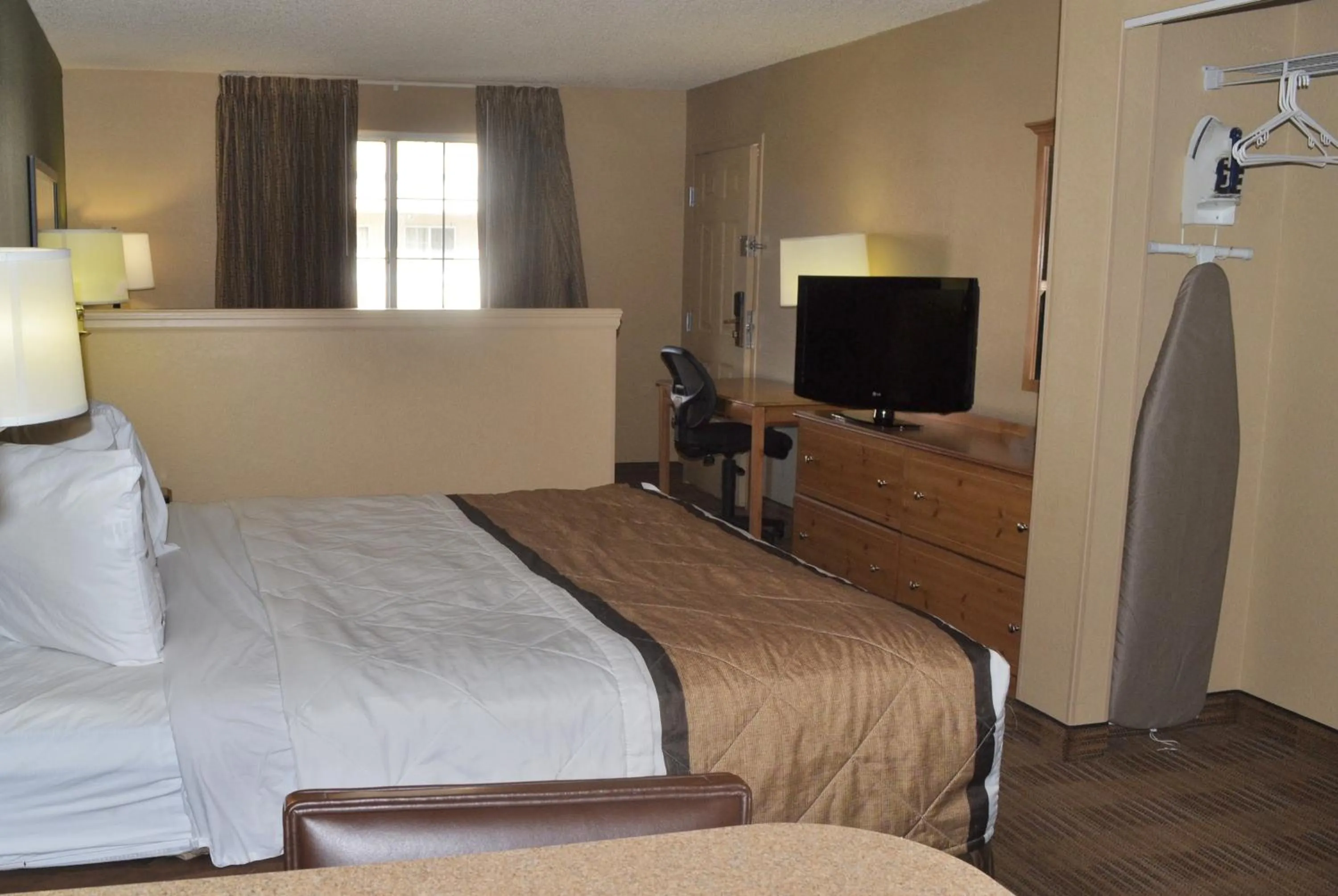 Bed, TV/Entertainment Center in Extended Stay America Suites - Raleigh - North Raleigh - Wake Forest Road