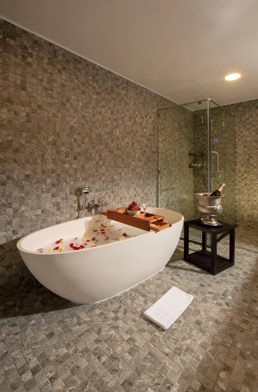 Hot Tub in Souphattra Hotel Luang Prabang