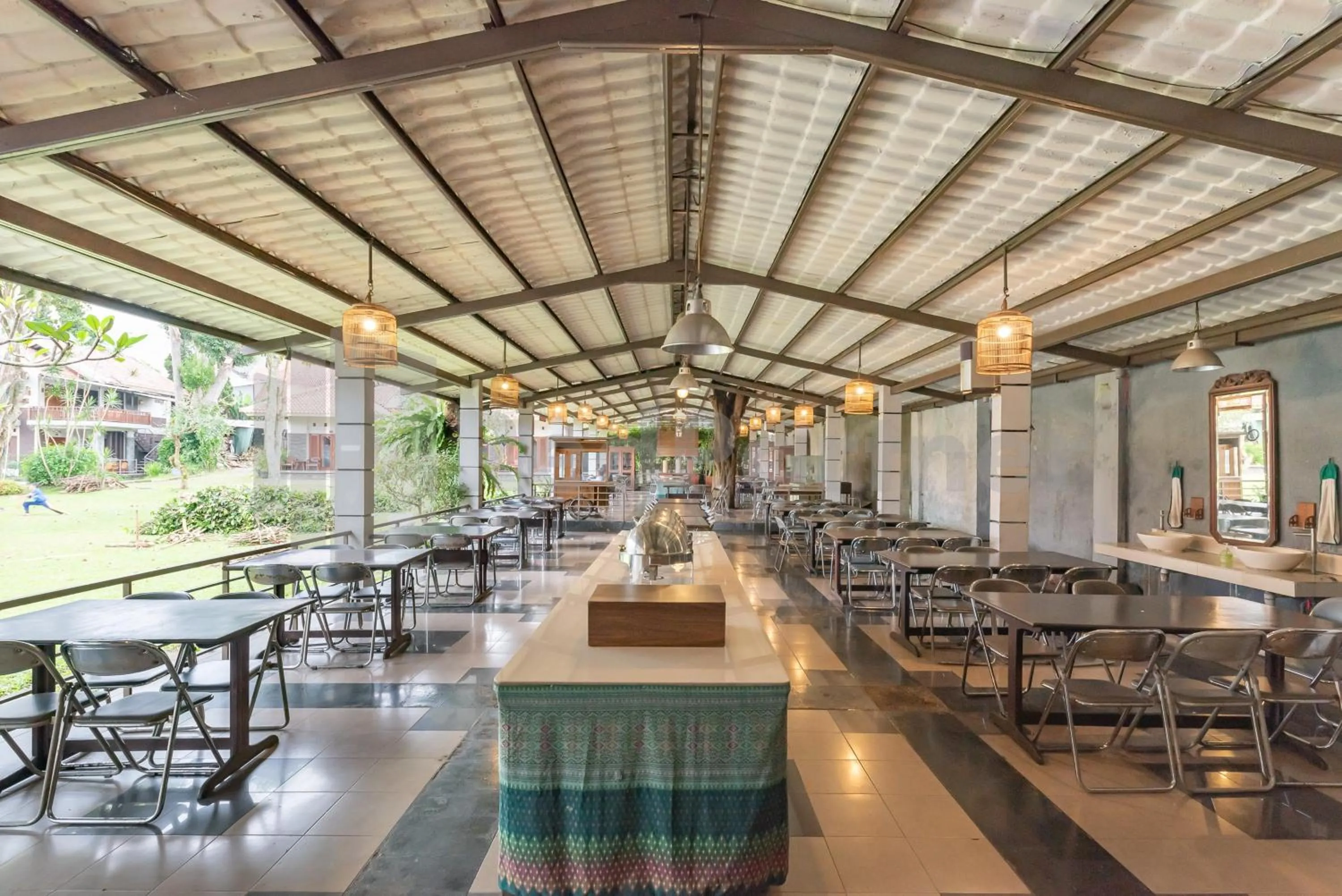 Restaurant/places to eat in Yehezkiel Hotel Lembang Mitra RedDoorz