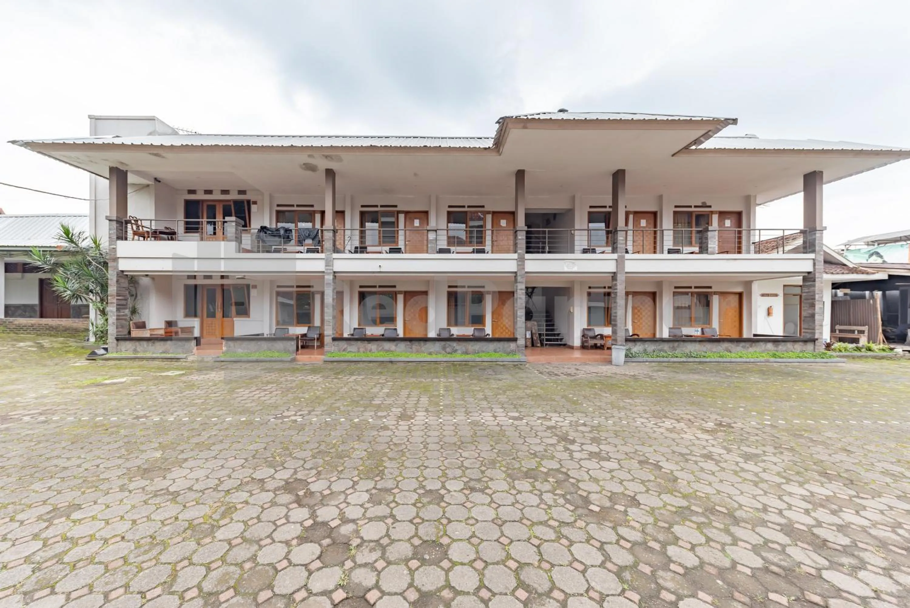 Facade/entrance in Yehezkiel Hotel Lembang Mitra RedDoorz