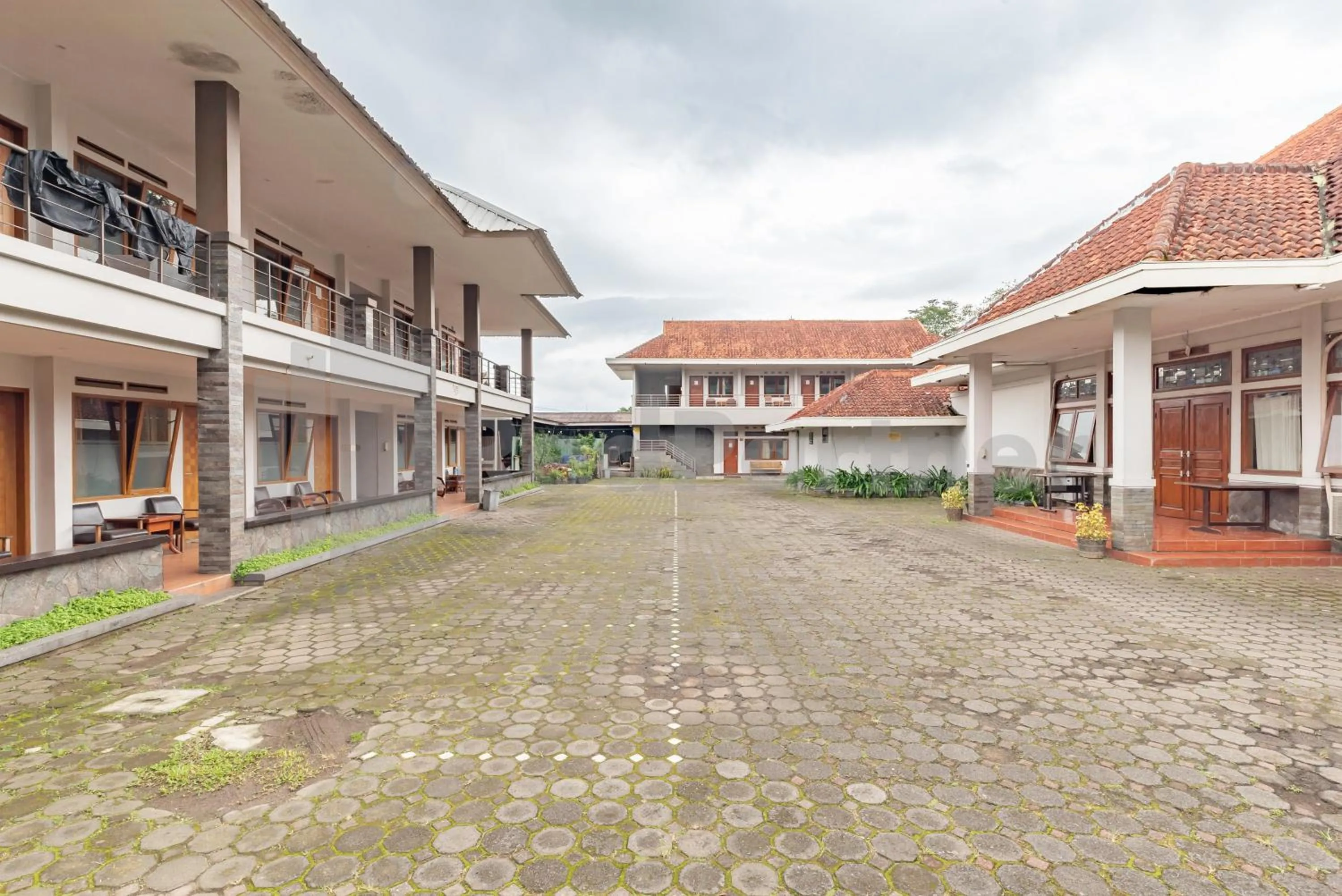 Facade/entrance in Yehezkiel Hotel Lembang Mitra RedDoorz