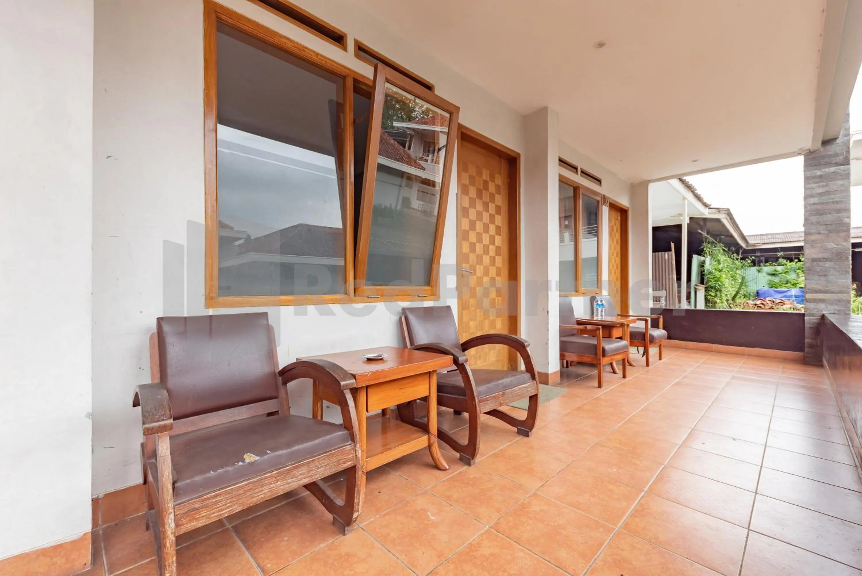 Seating area in Yehezkiel Hotel Lembang Mitra RedDoorz