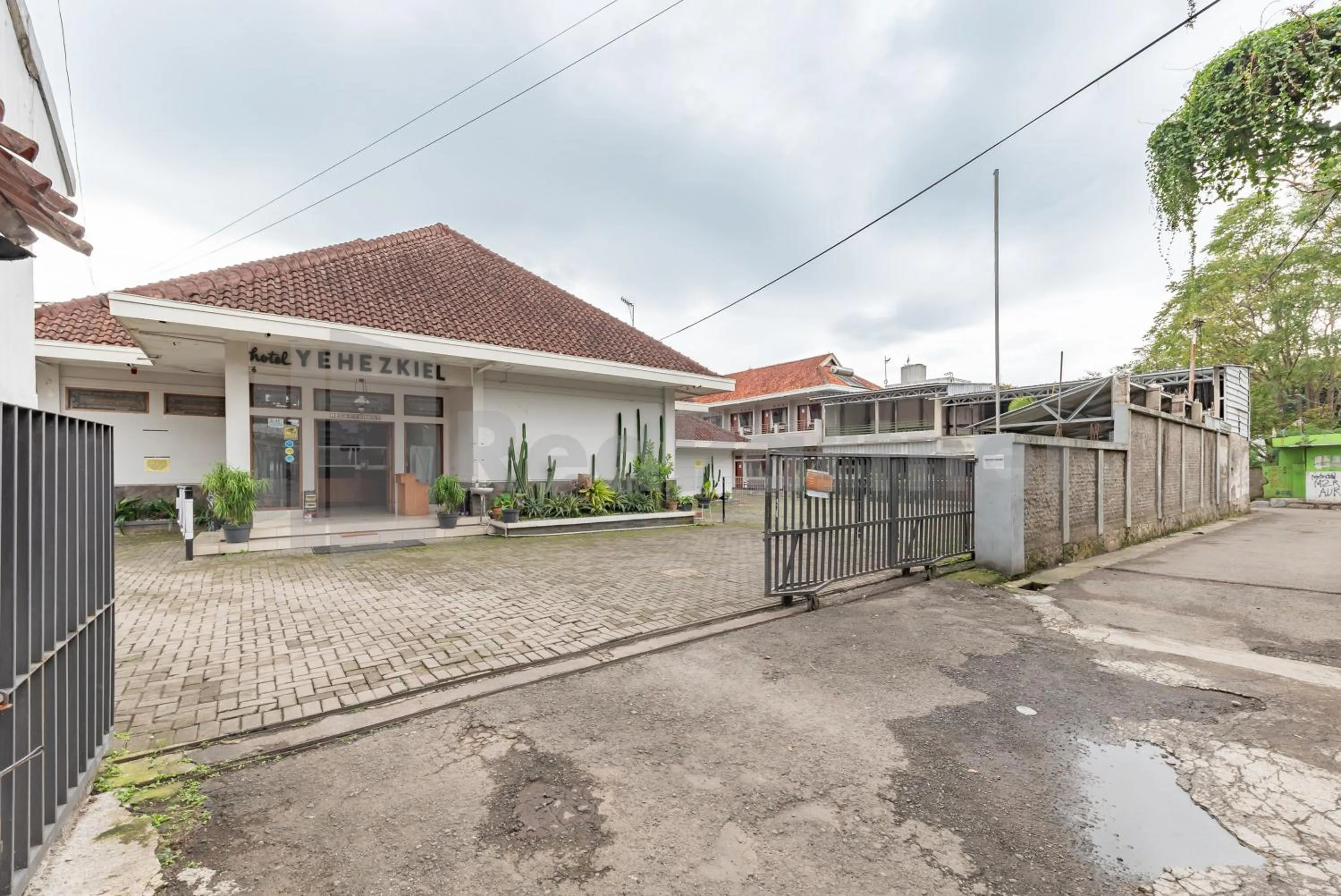 Facade/entrance in Yehezkiel Hotel Lembang Mitra RedDoorz