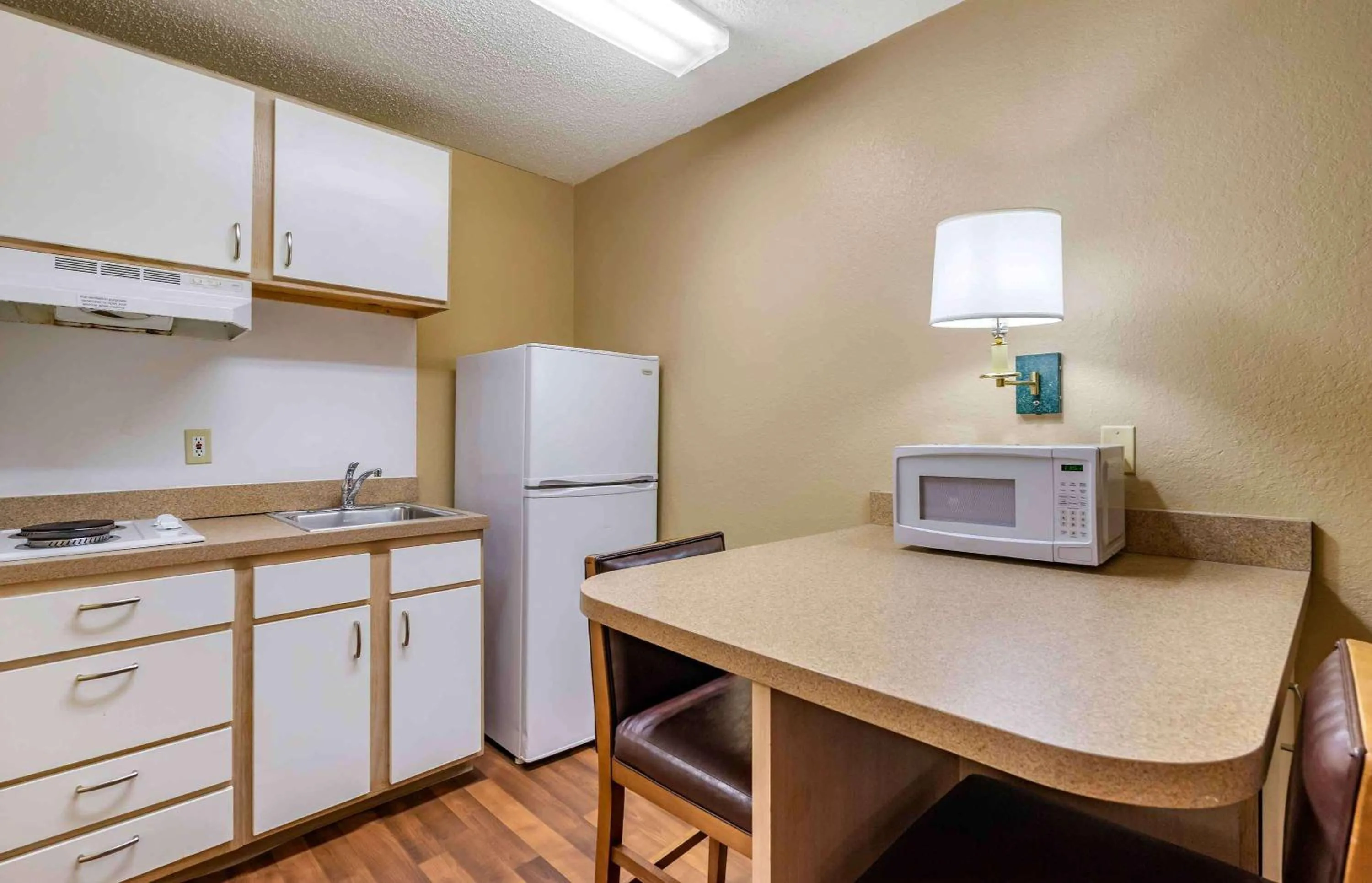Kitchen or kitchenette in Extended Stay America Select Suites - Tampa - North Airport