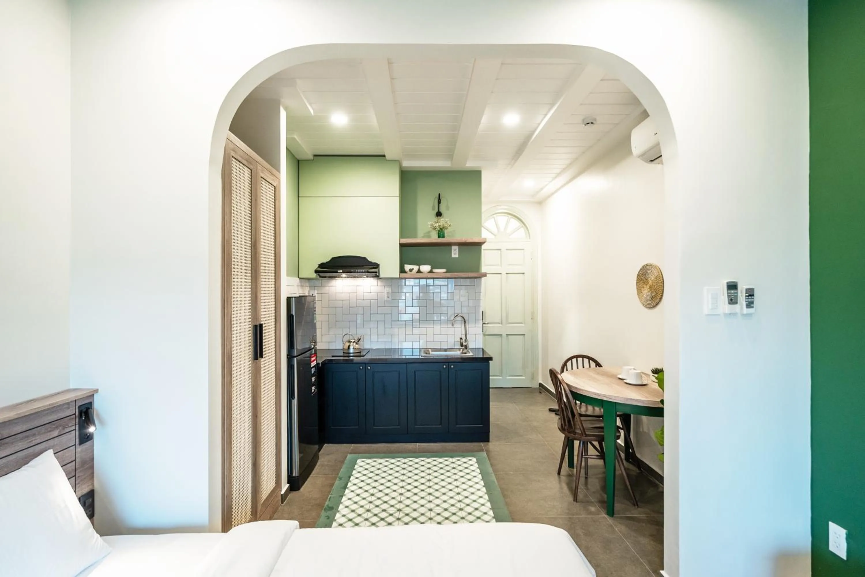 Kitchen or kitchenette, Bed in Mecozy Apartel