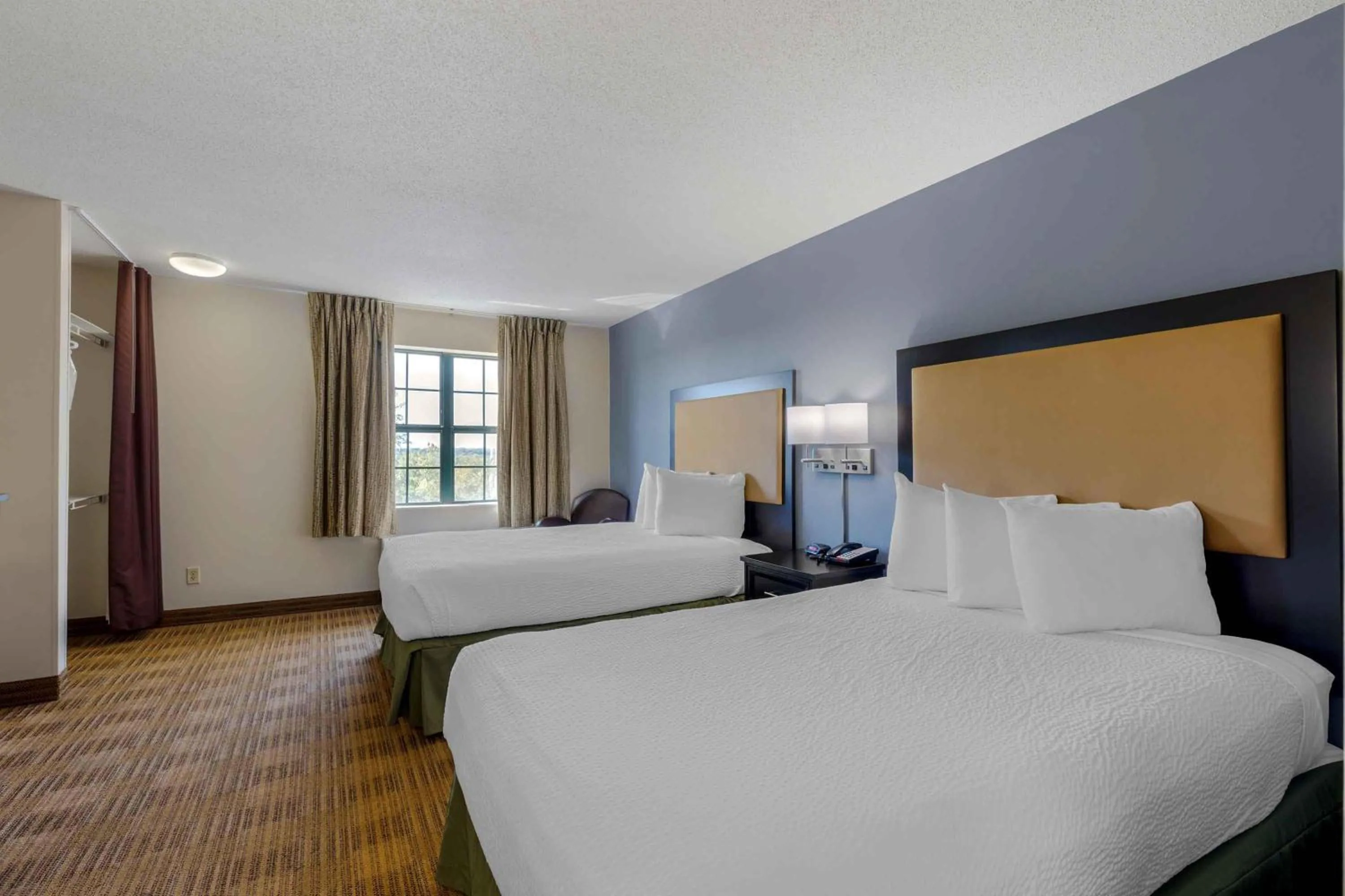 Bedroom, Bed in Extended Stay America Suites - St Louis - St Peters
