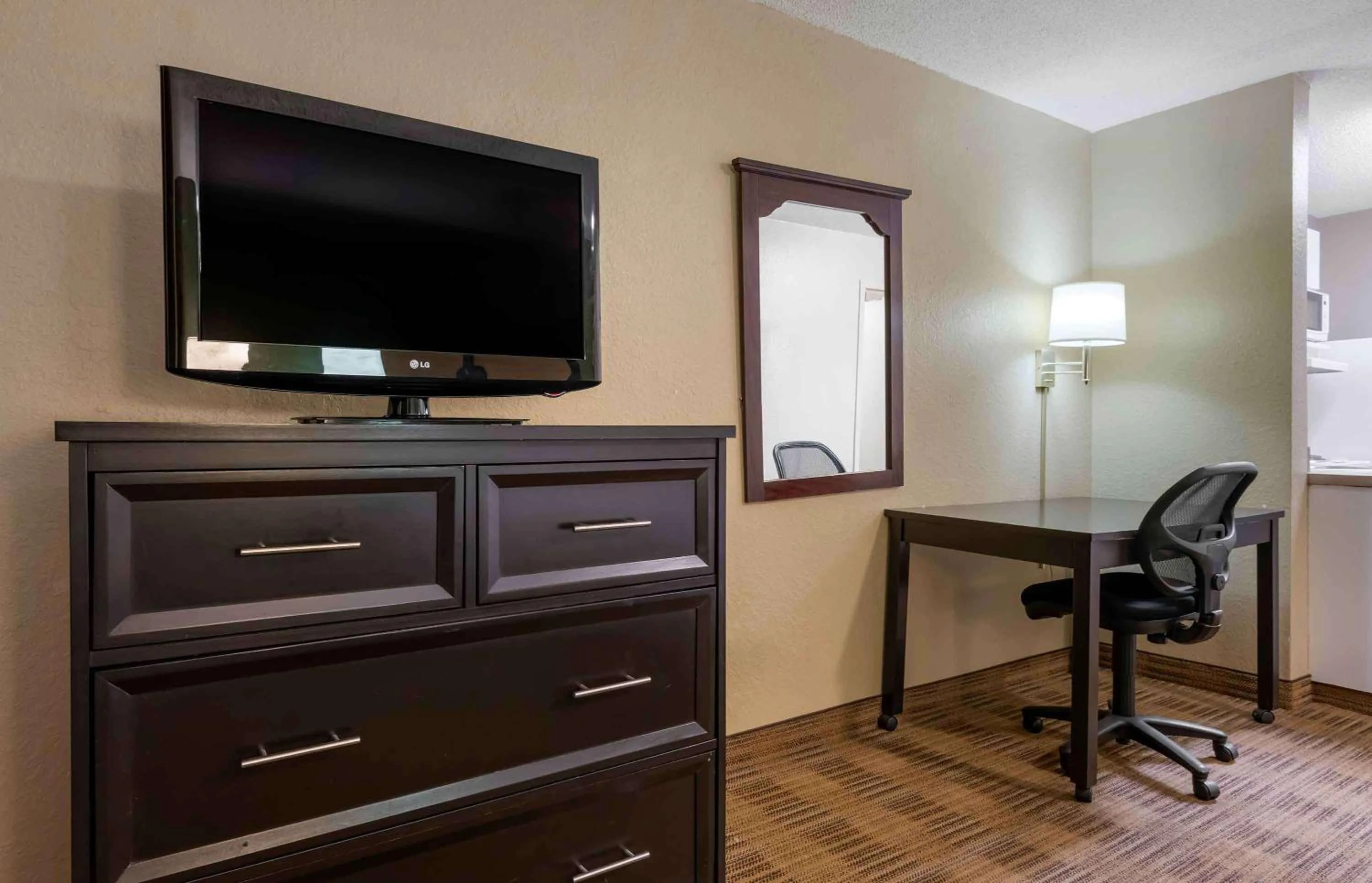 Bedroom in Extended Stay America Select Suites - Jacksonville - Lenoir Avenue East
