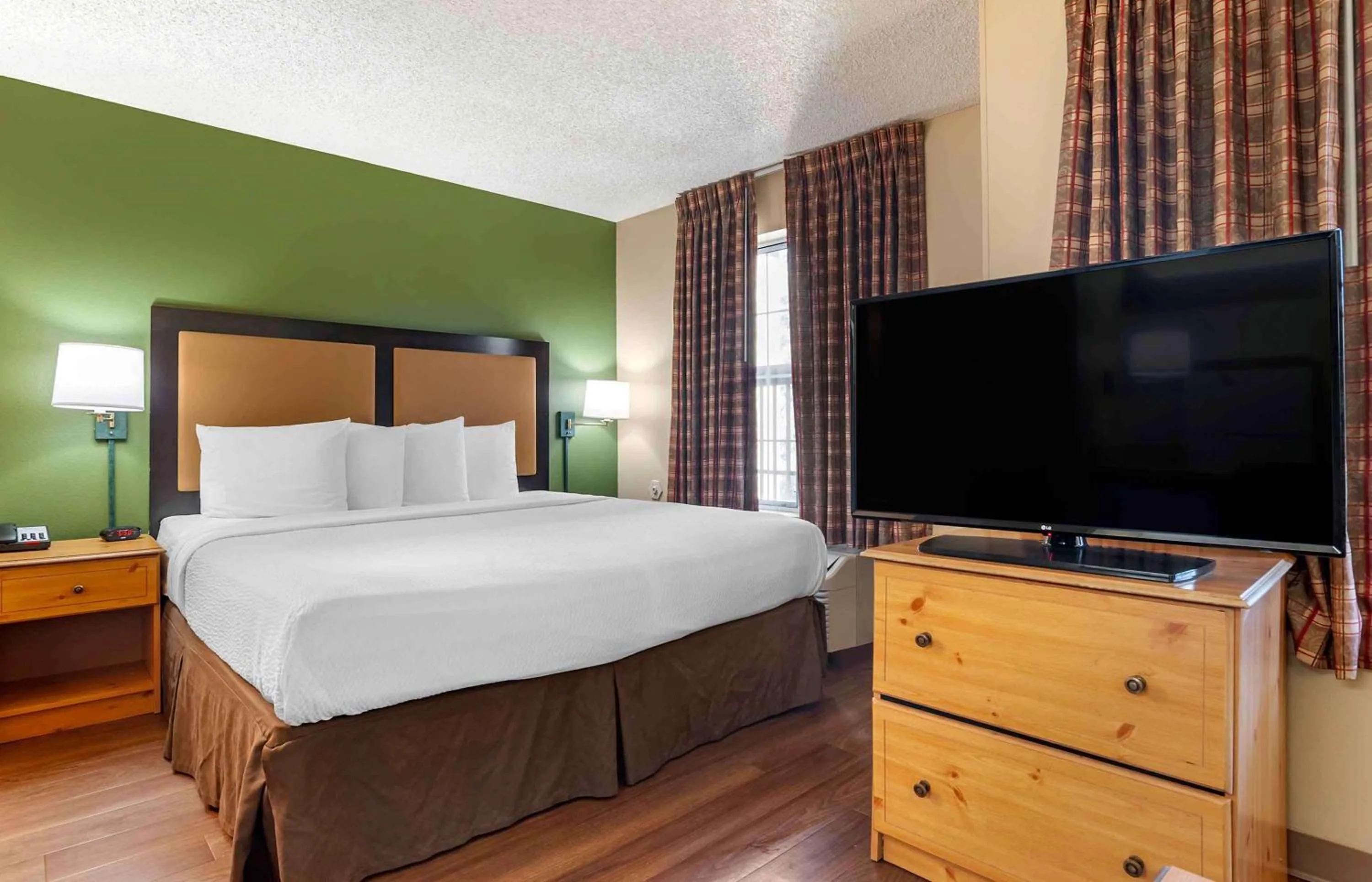 Bedroom, Bed in Extended Stay America Suites - Los Angeles - Monrovia