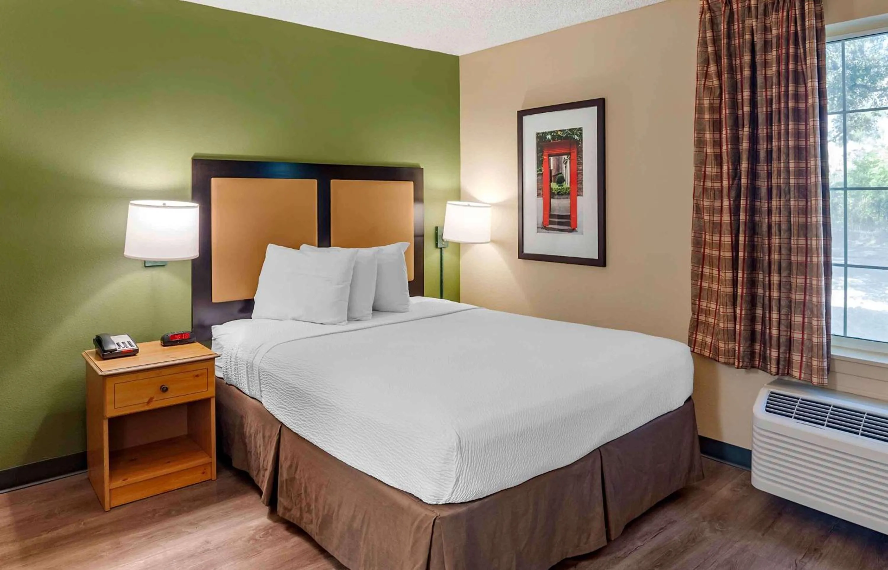 Bedroom, Bed in Extended Stay America Suites - Los Angeles - Monrovia