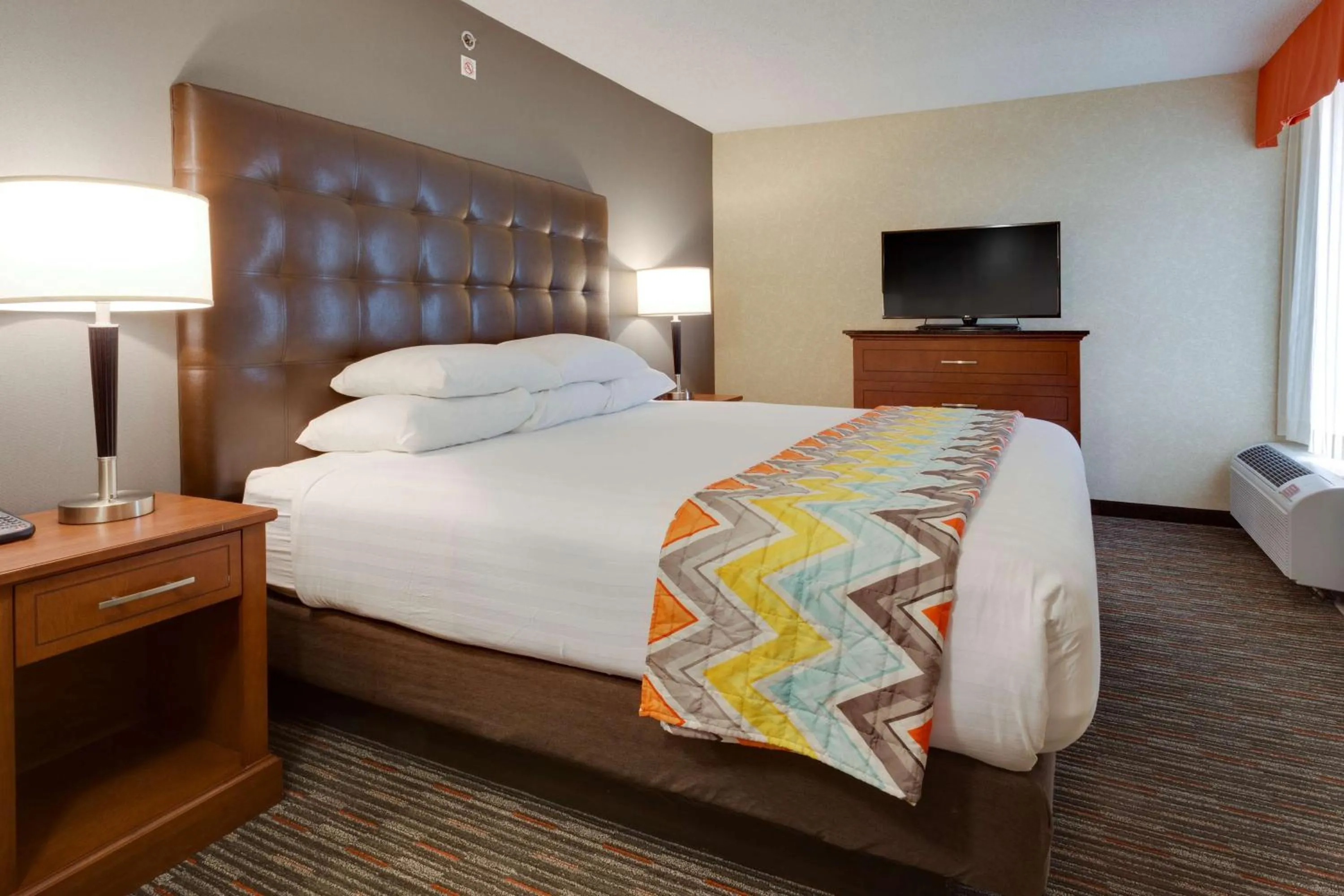 Photo of the whole room, Bed in Drury Inn & Suites Columbia Stadium Boulevard