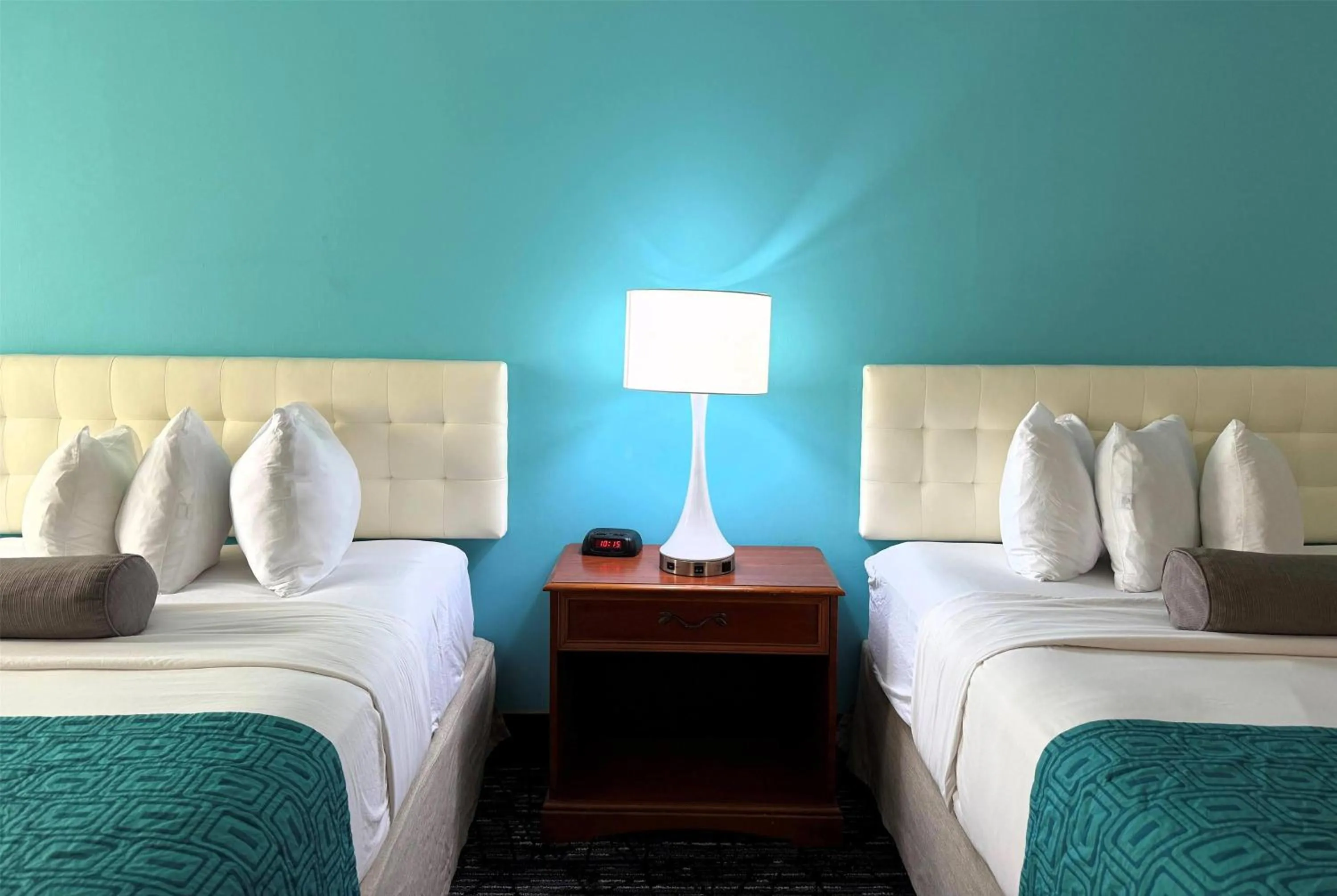 Photo of the whole room, Bed in Howard Johnson by Wyndham Evansville East