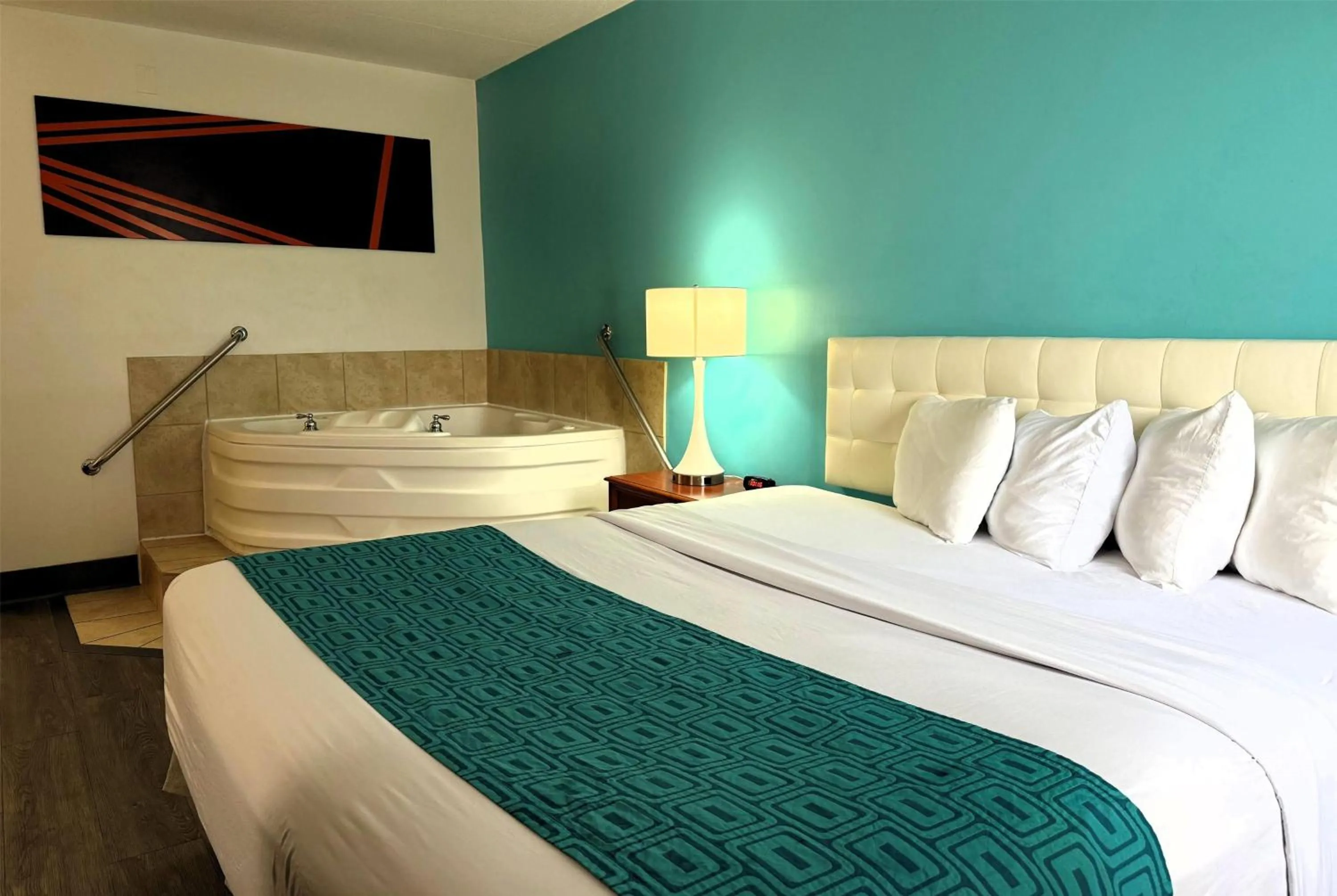 Photo of the whole room, Bed in Howard Johnson by Wyndham Evansville East