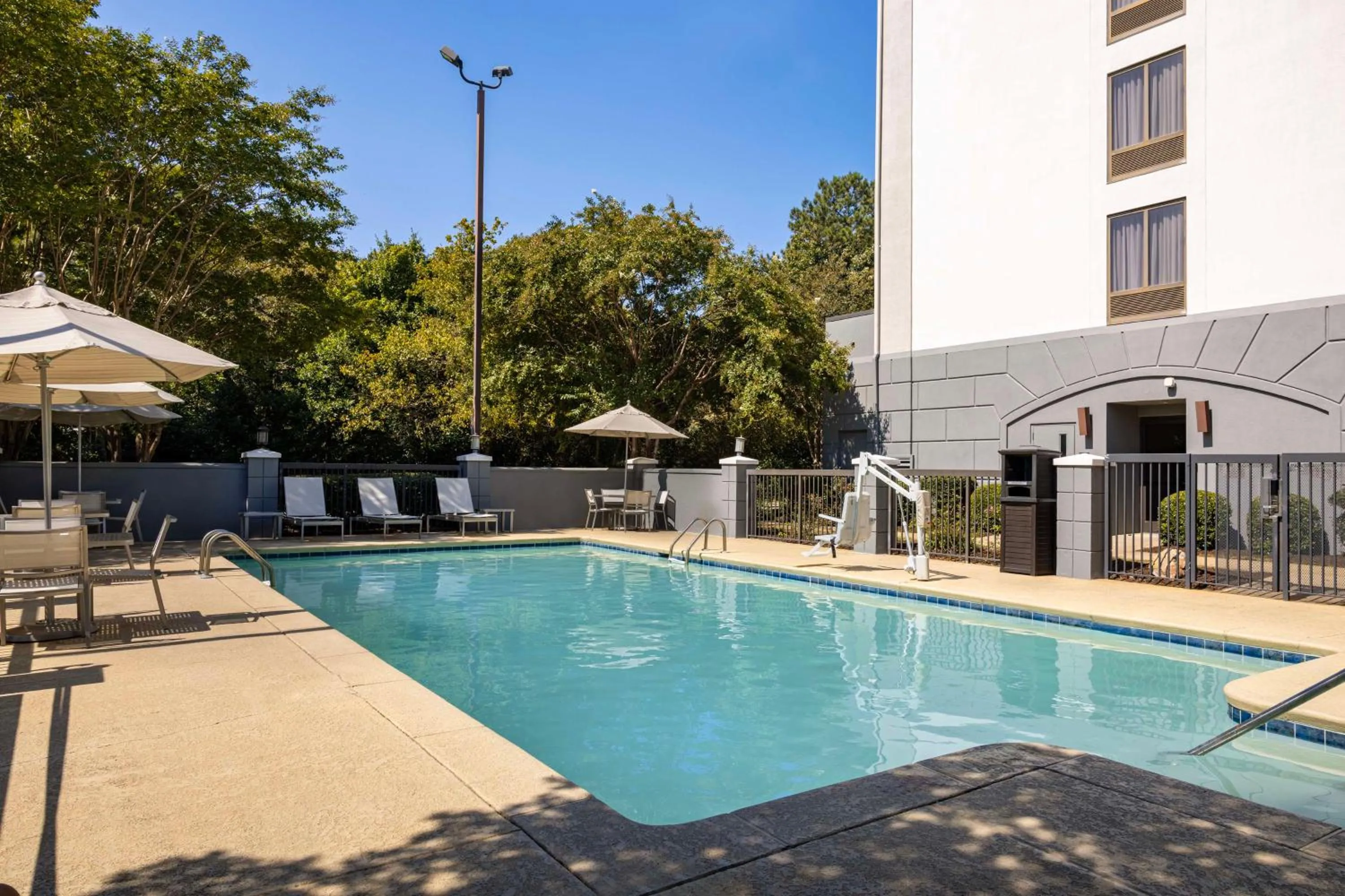 Swimming pool in Hyatt Place Atlanta Airport South