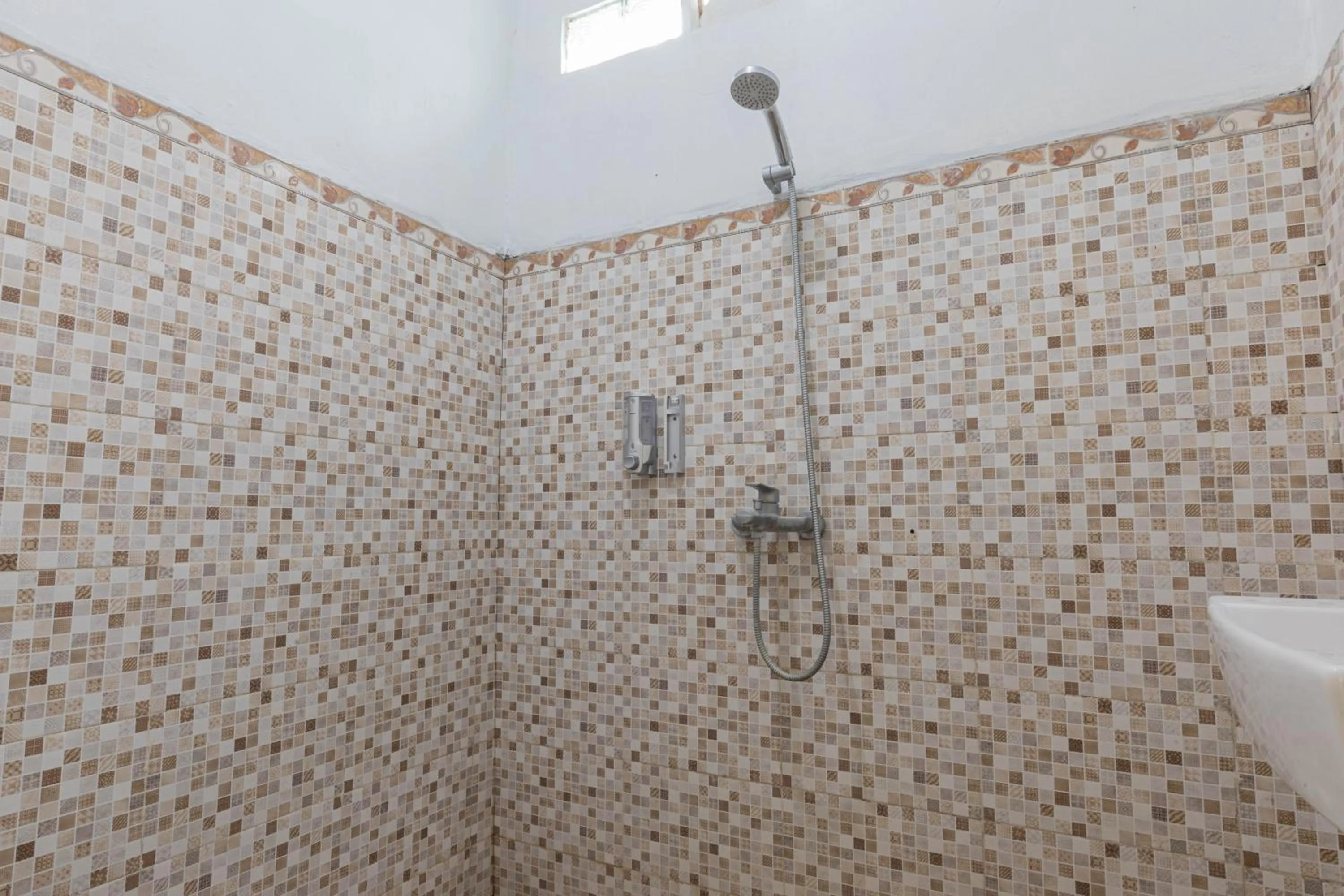 Shower in Sukawati Inn at Crystal Bay