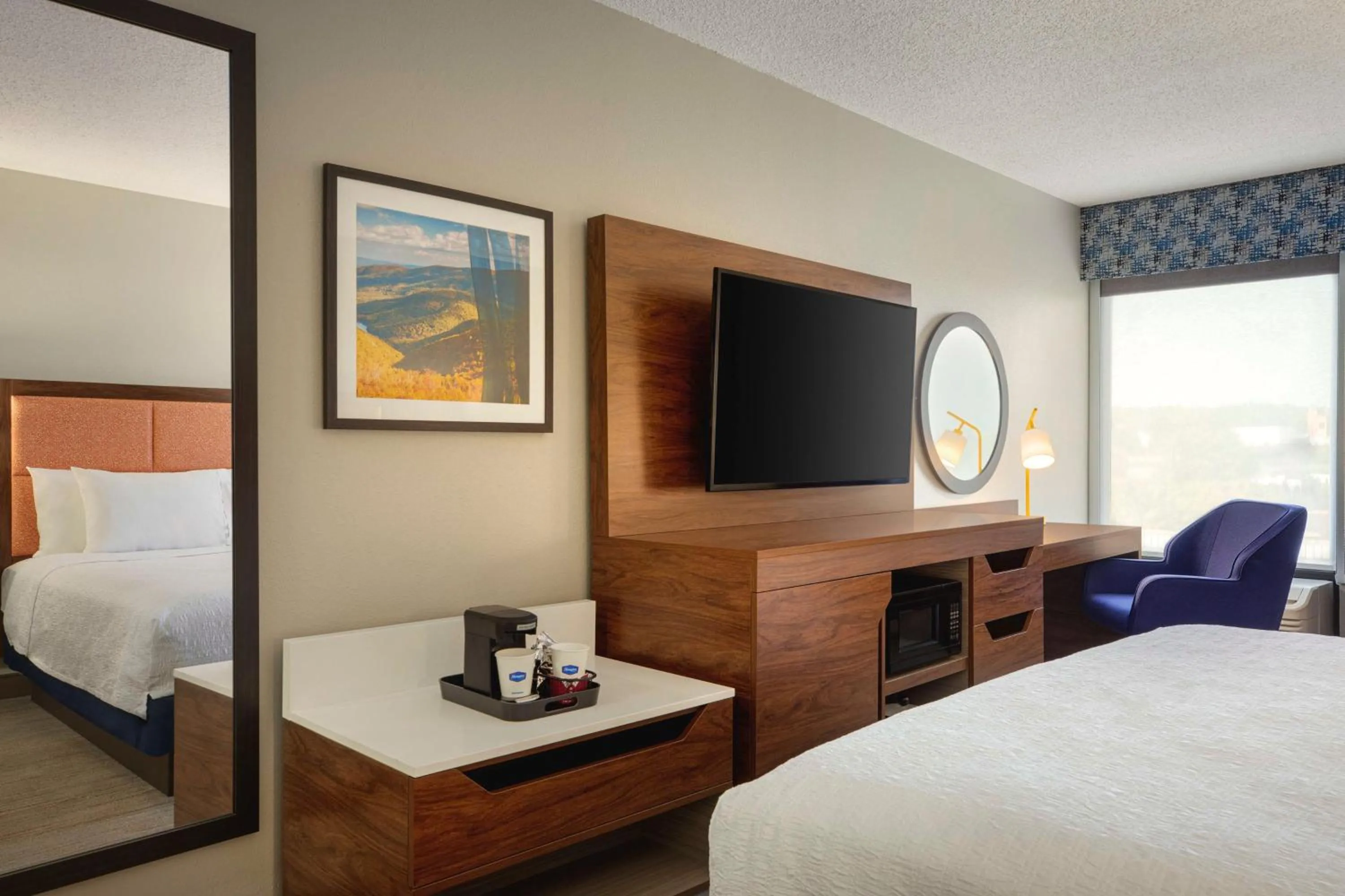 Bedroom, Bed in Hampton Inn Charlottesville