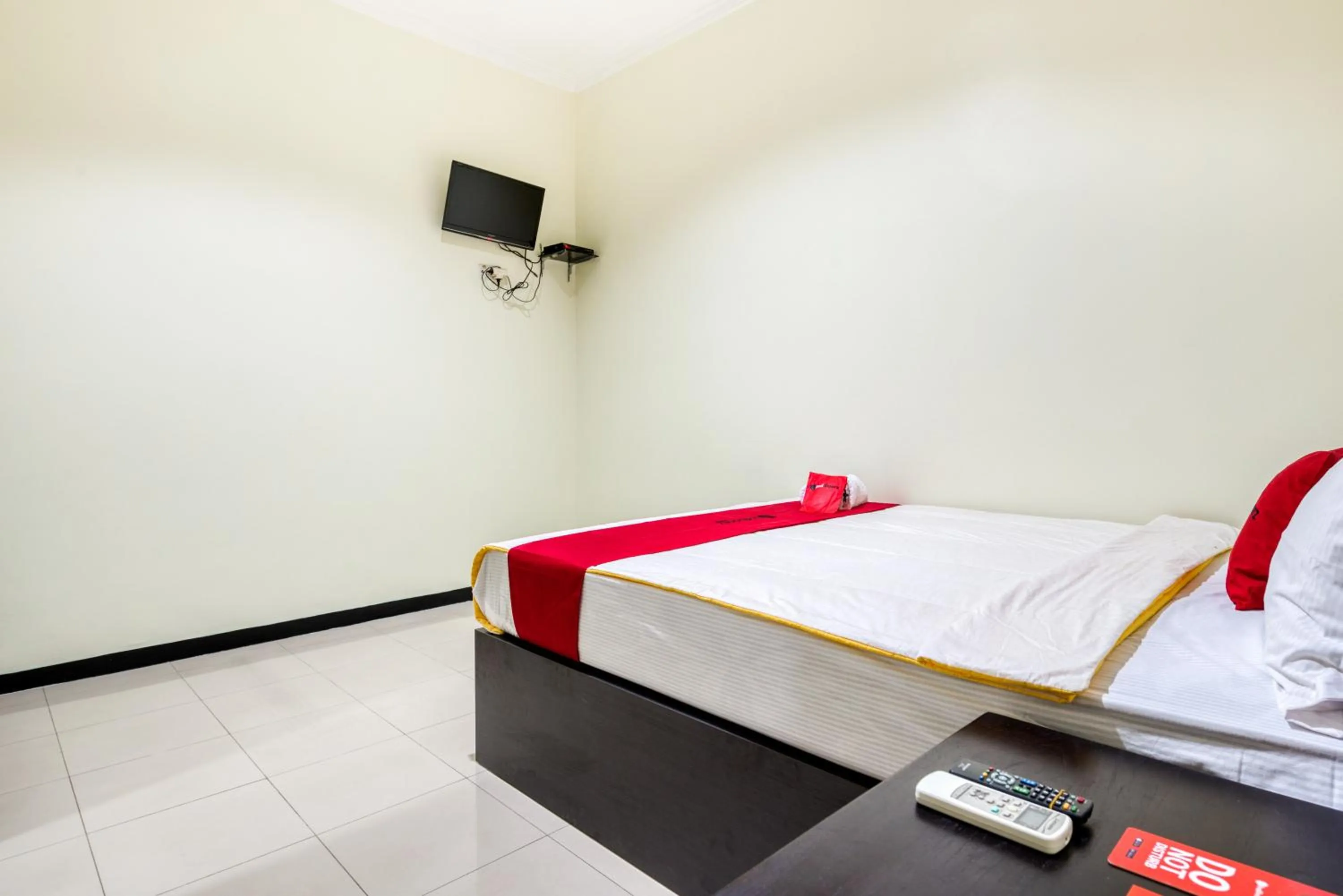 Bedroom, Bed in RedDoorz Syariah @ Ketintang Surabaya