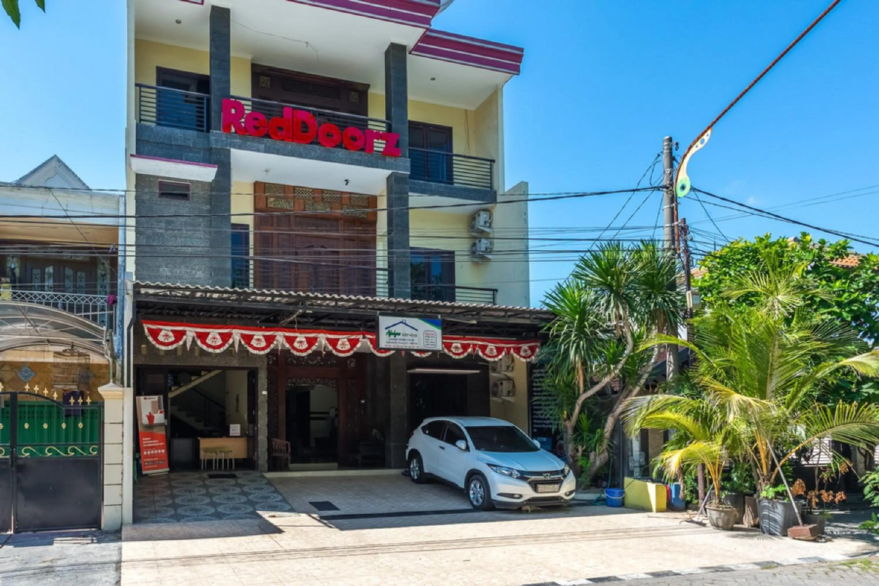 Facade/entrance in RedDoorz Syariah @ Ketintang Surabaya