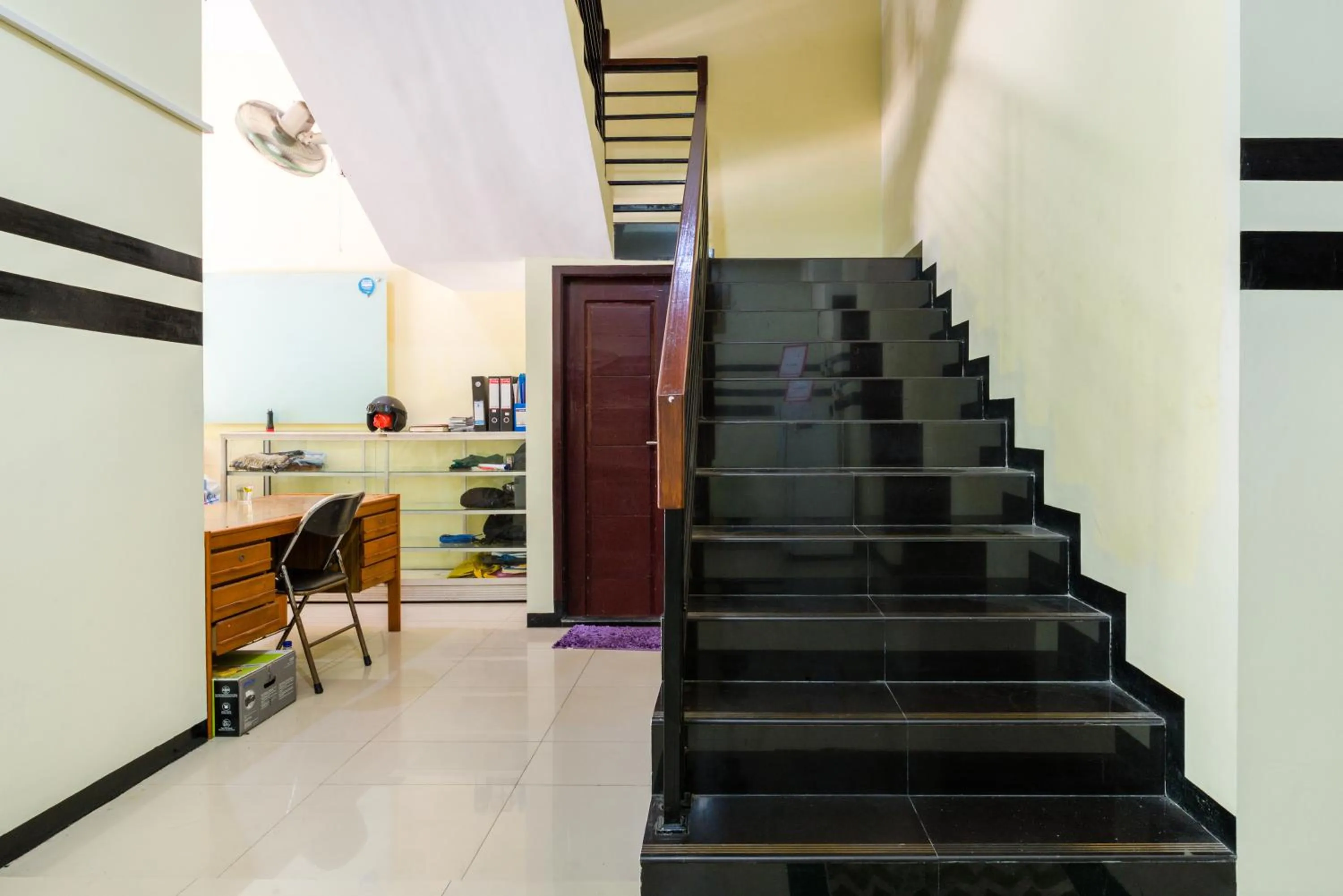 Lobby or reception in RedDoorz Syariah @ Ketintang Surabaya