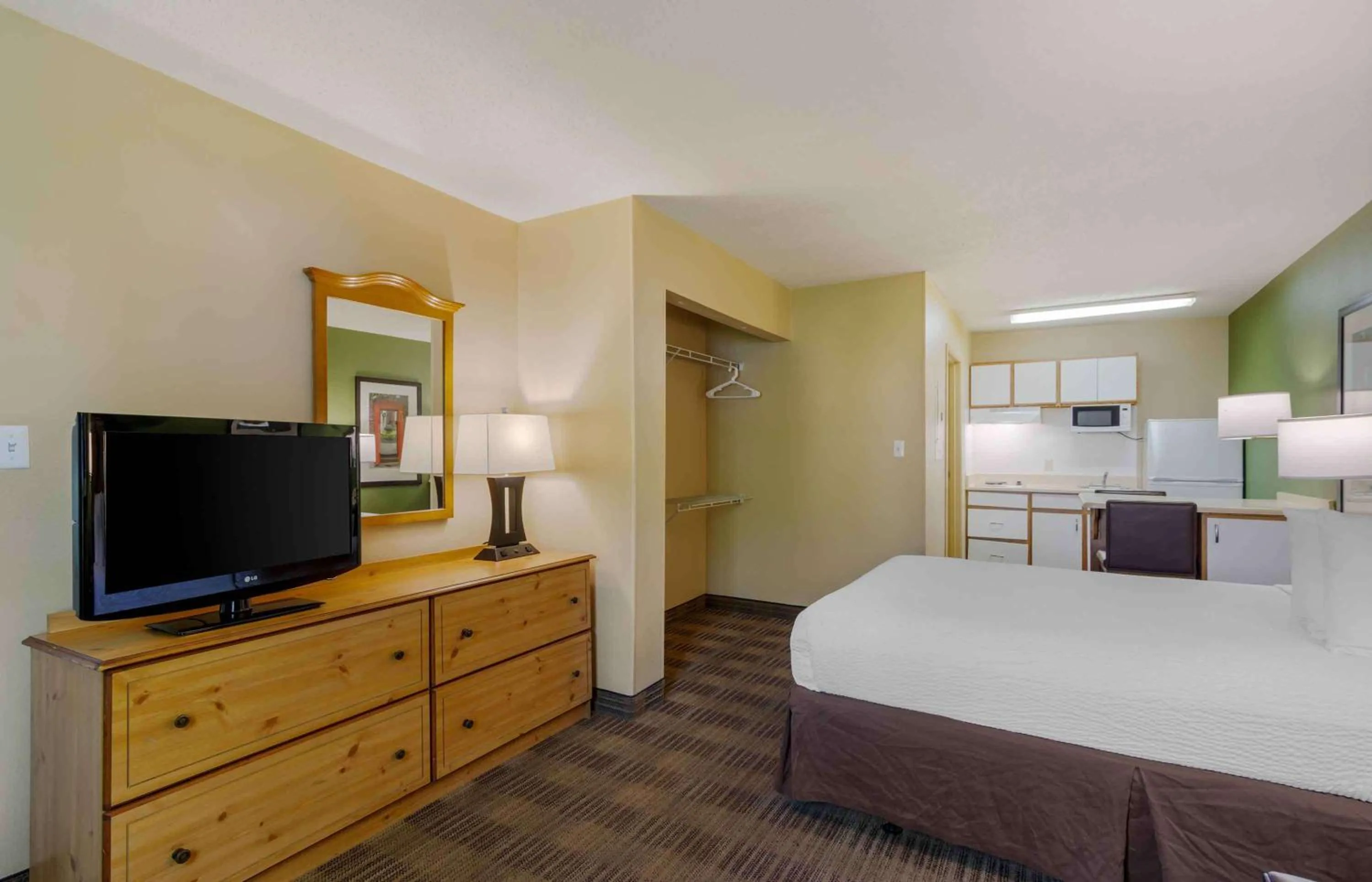 Bedroom, Bed in Extended Stay America Select Suites - Atlanta - Cumberland Mall