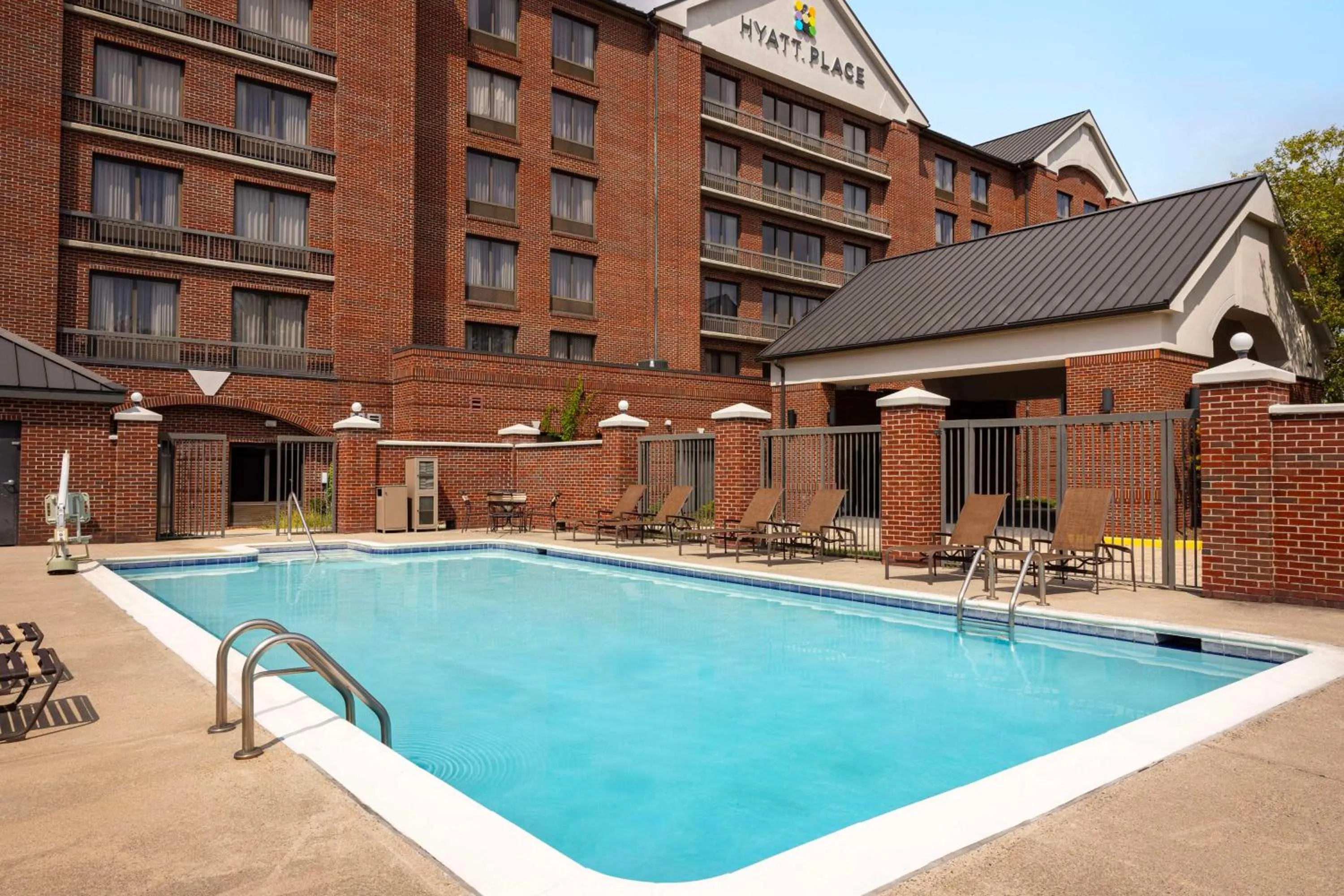 Swimming pool in Hyatt Place Chantilly Dulles Airport South