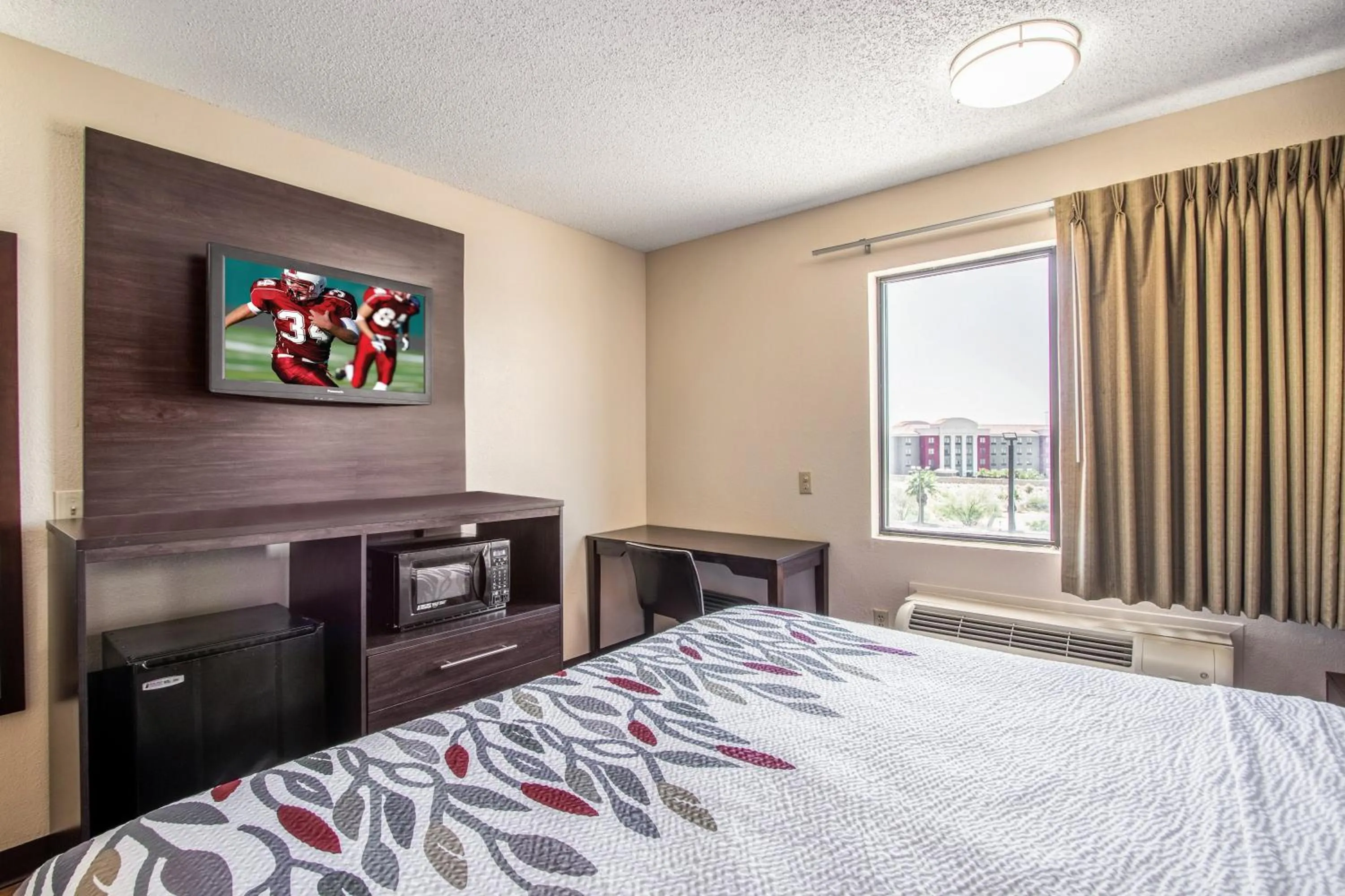 Photo of the whole room, Bed in Red Roof Inn El Paso West