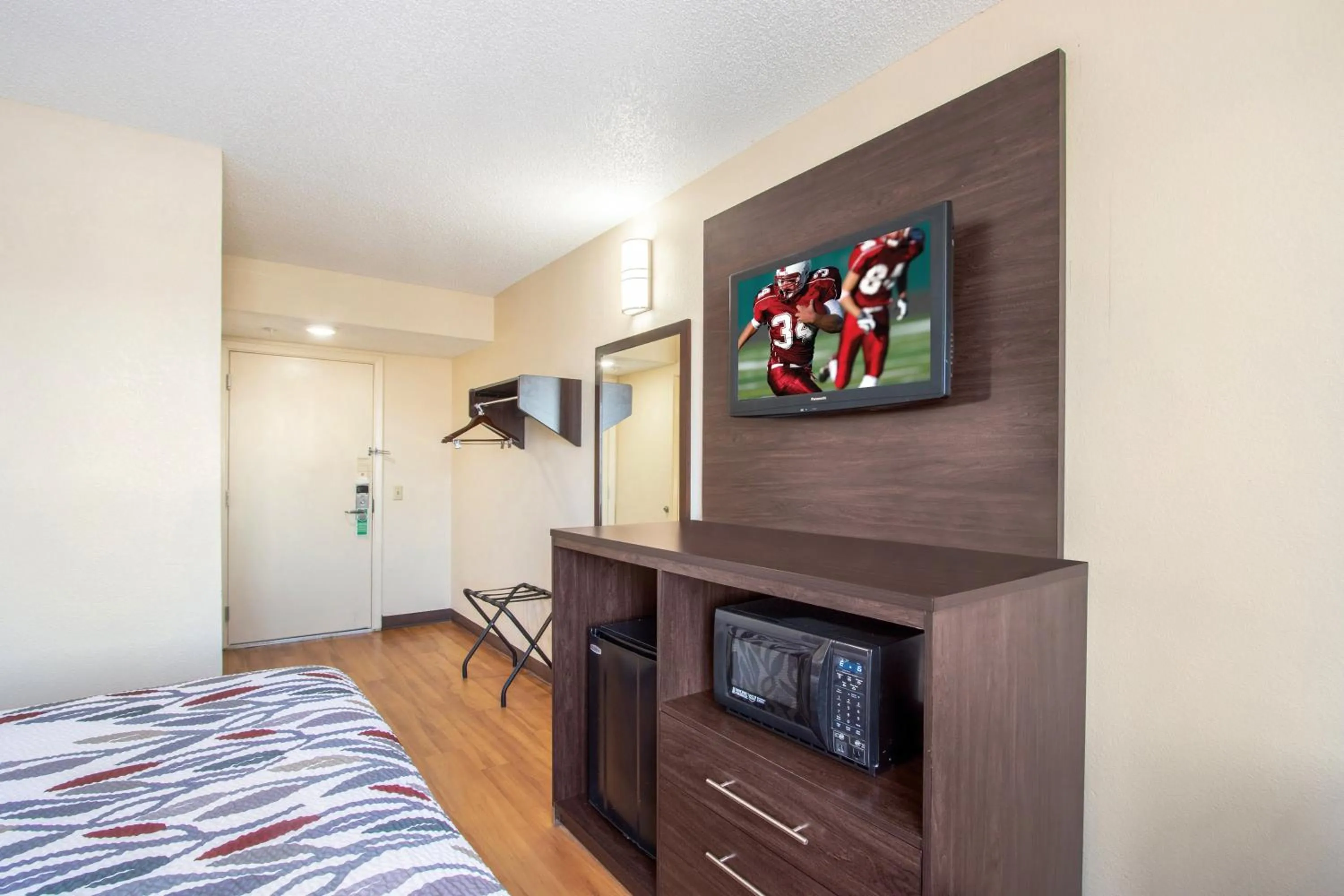 Photo of the whole room, Bed in Red Roof Inn El Paso West