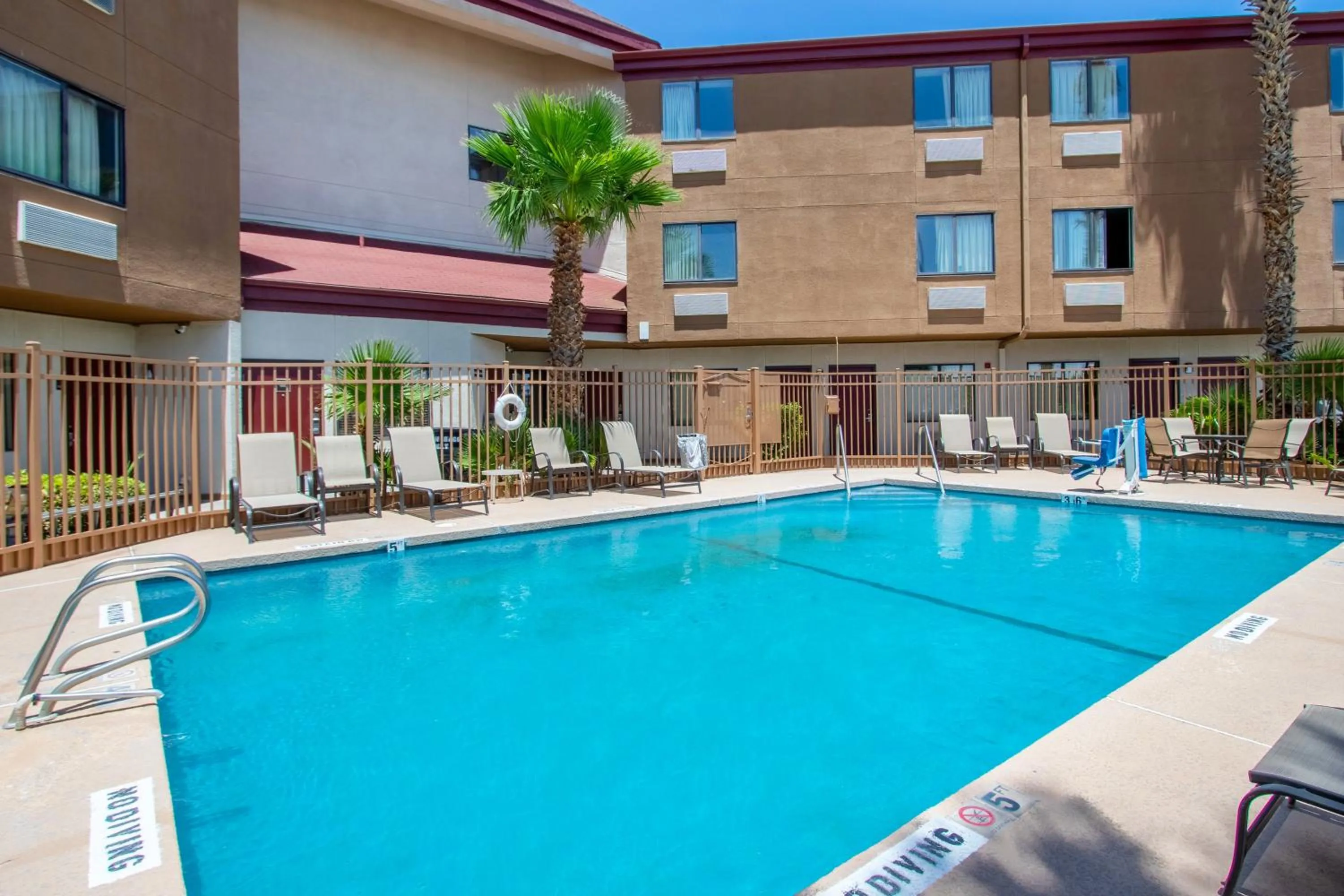 Swimming pool in Red Roof Inn El Paso West