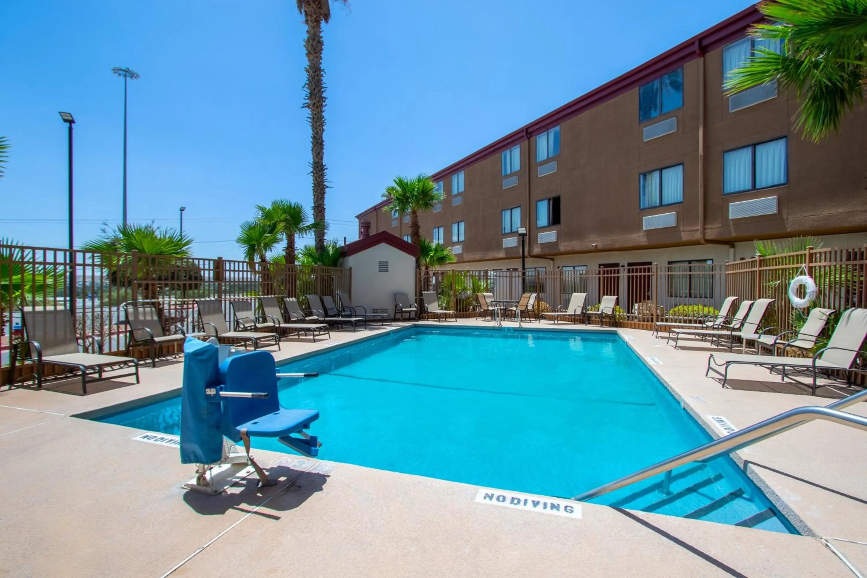 Swimming pool in Red Roof Inn El Paso West