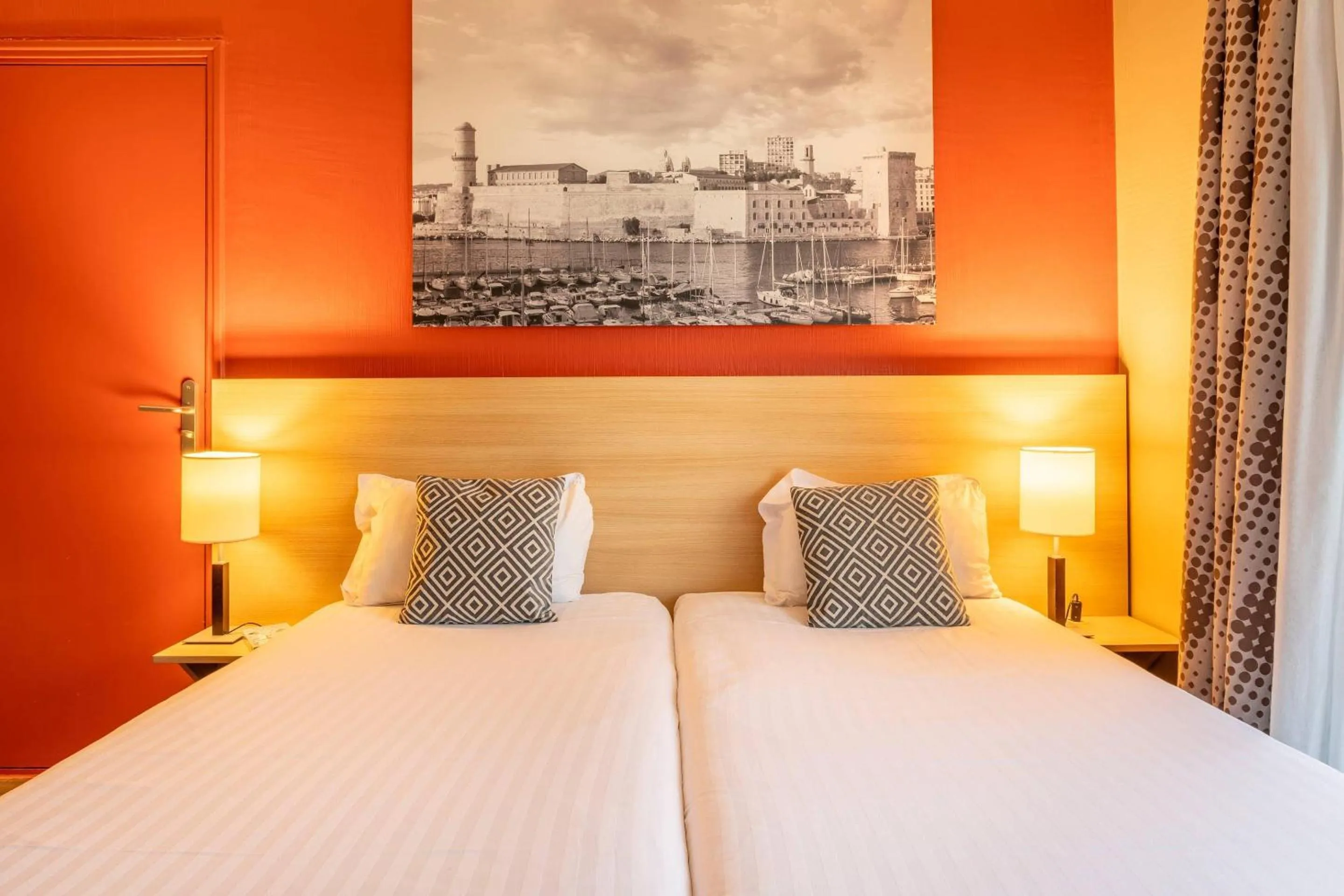 Bedroom, Bed in Comfort Aparthotel Marseille Prado